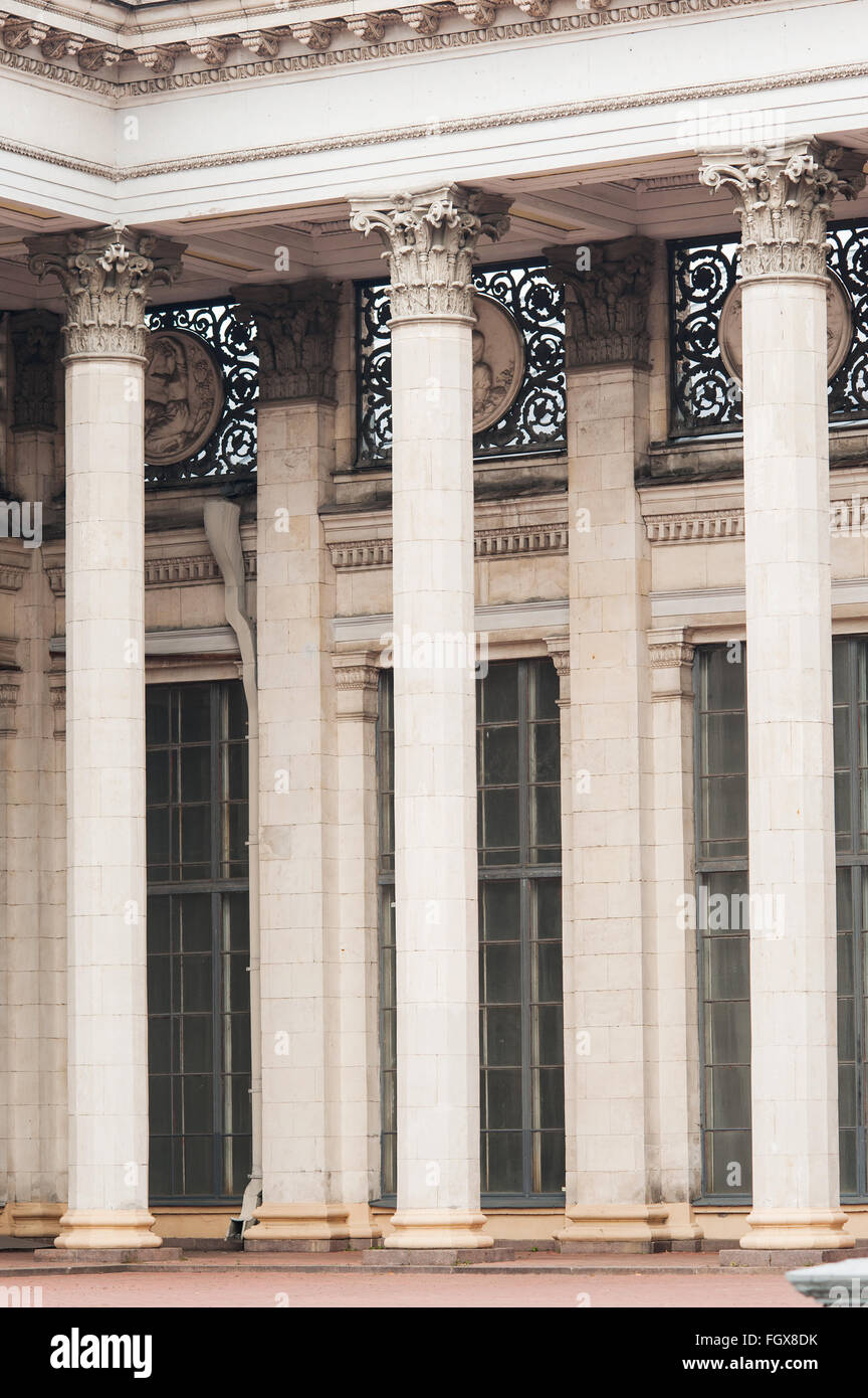 Belle architecture d'énormes colonnes à l'entrée de l'édifice Banque D'Images