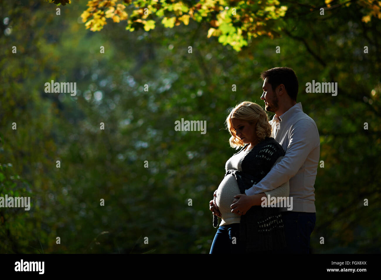 Mari et femme enceinte sont à pied dans le parc Banque D'Images