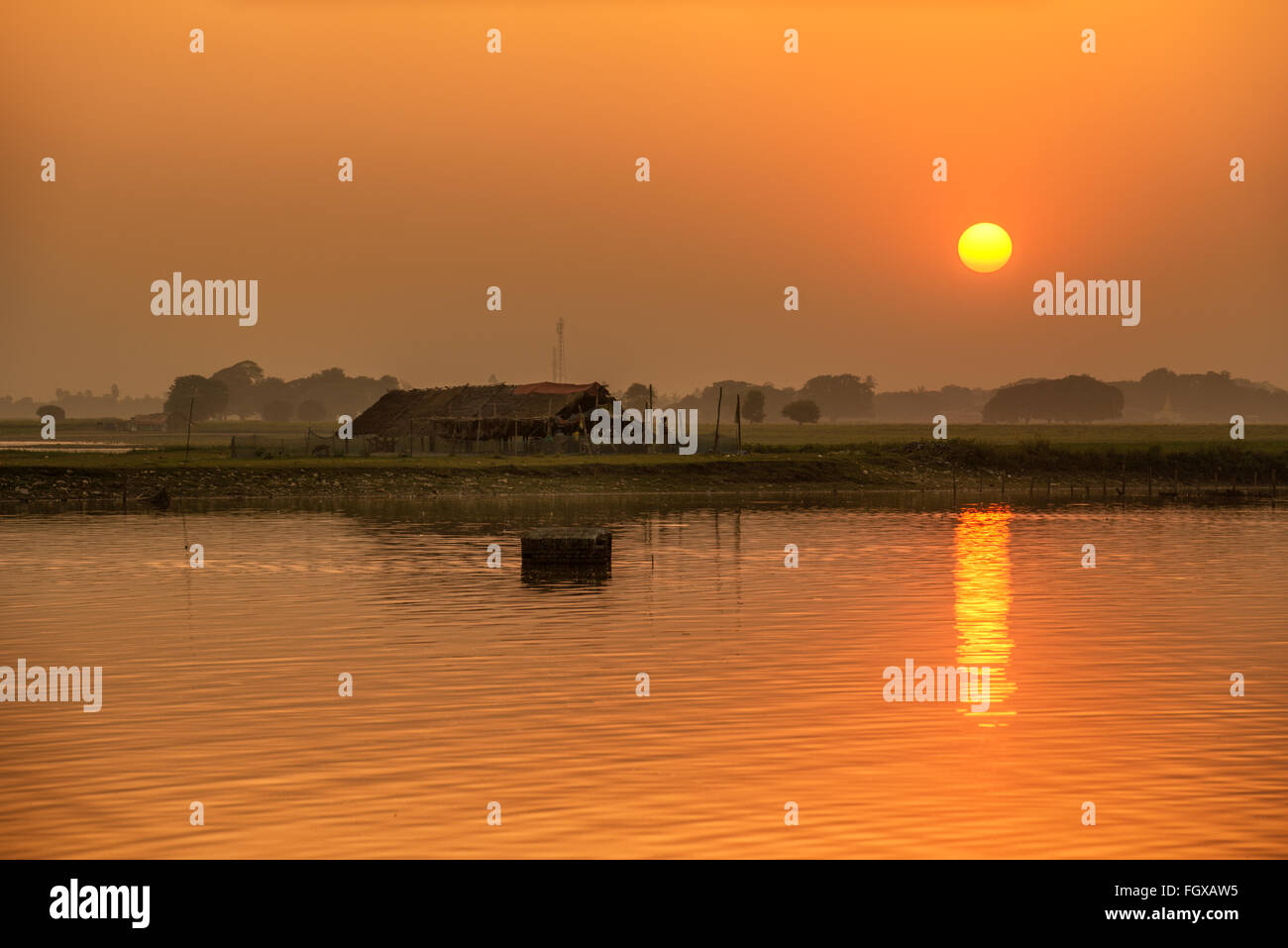 Coucher de soleil sur le lac Taungthaman près de Mandalay en Birmanie Banque D'Images