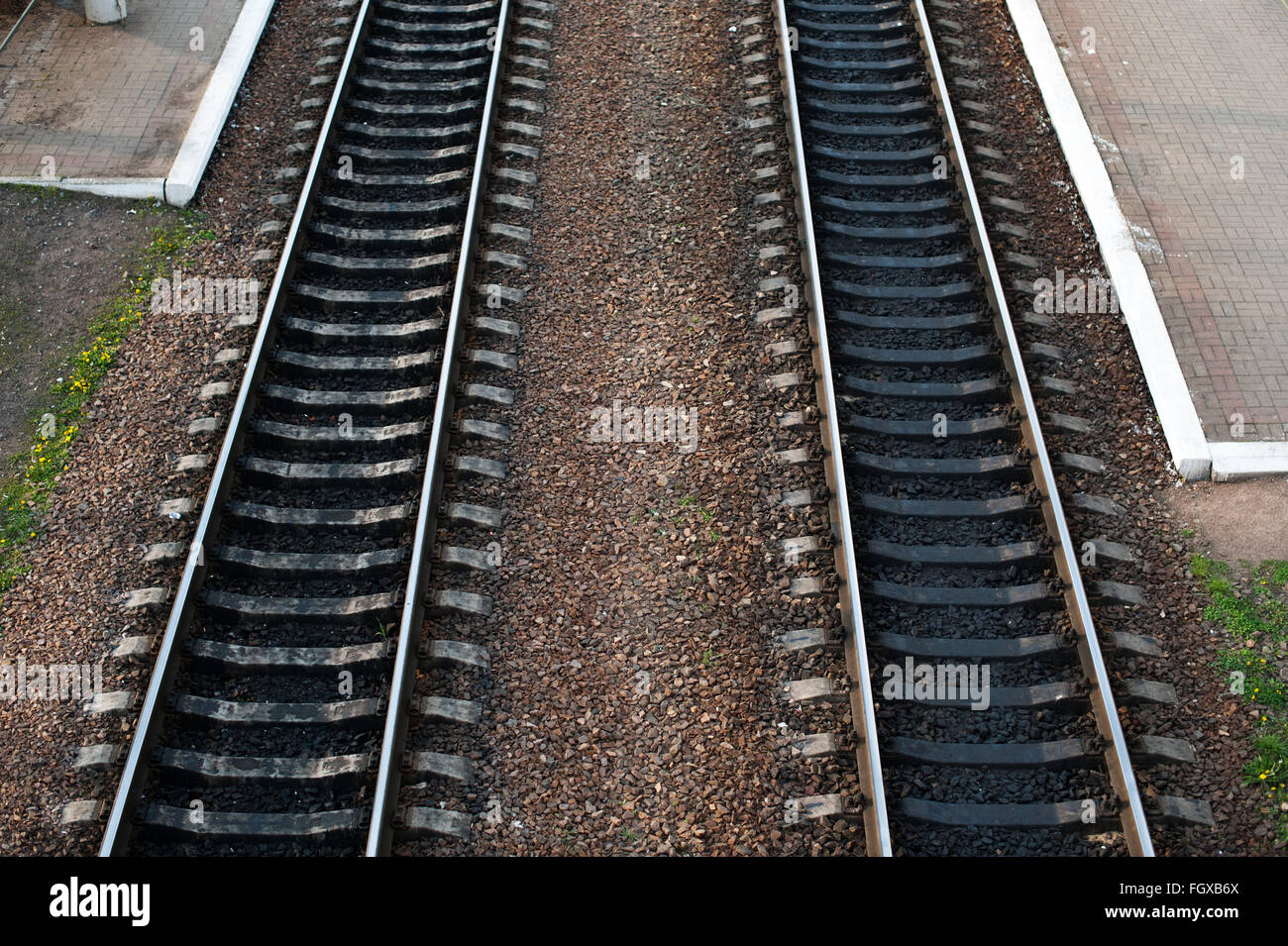 Les rails du chemin de fer à deux voies de l'interrupteur s'unissent Banque D'Images