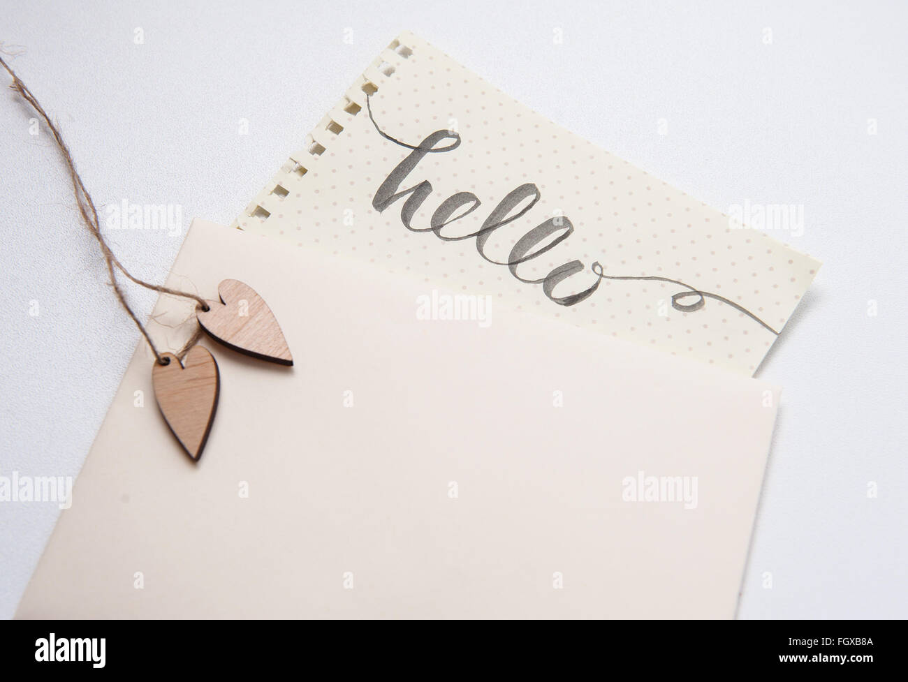 Deux amoureux coeur et paroles Hello pour carte greating Banque D'Images