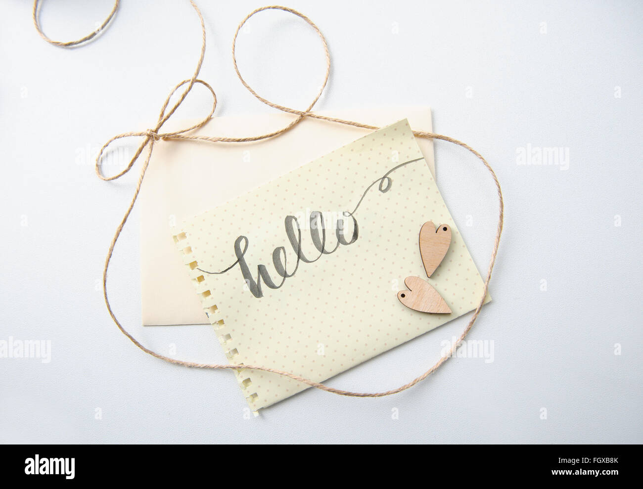 Deux amoureux coeur et paroles Hello pour carte greating Banque D'Images