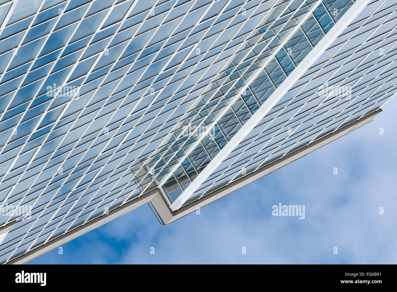 La construction de gratte-ciel de verre contre le fond de ciel square illustration Banque D'Images