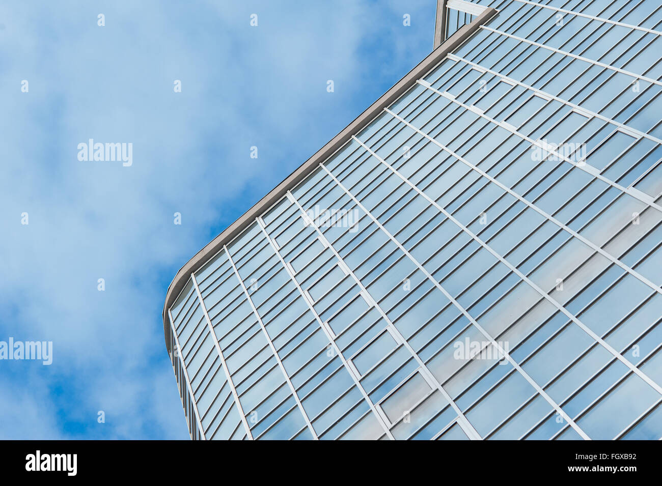 La construction de gratte-ciel de verre contre le fond de ciel square illustration Banque D'Images