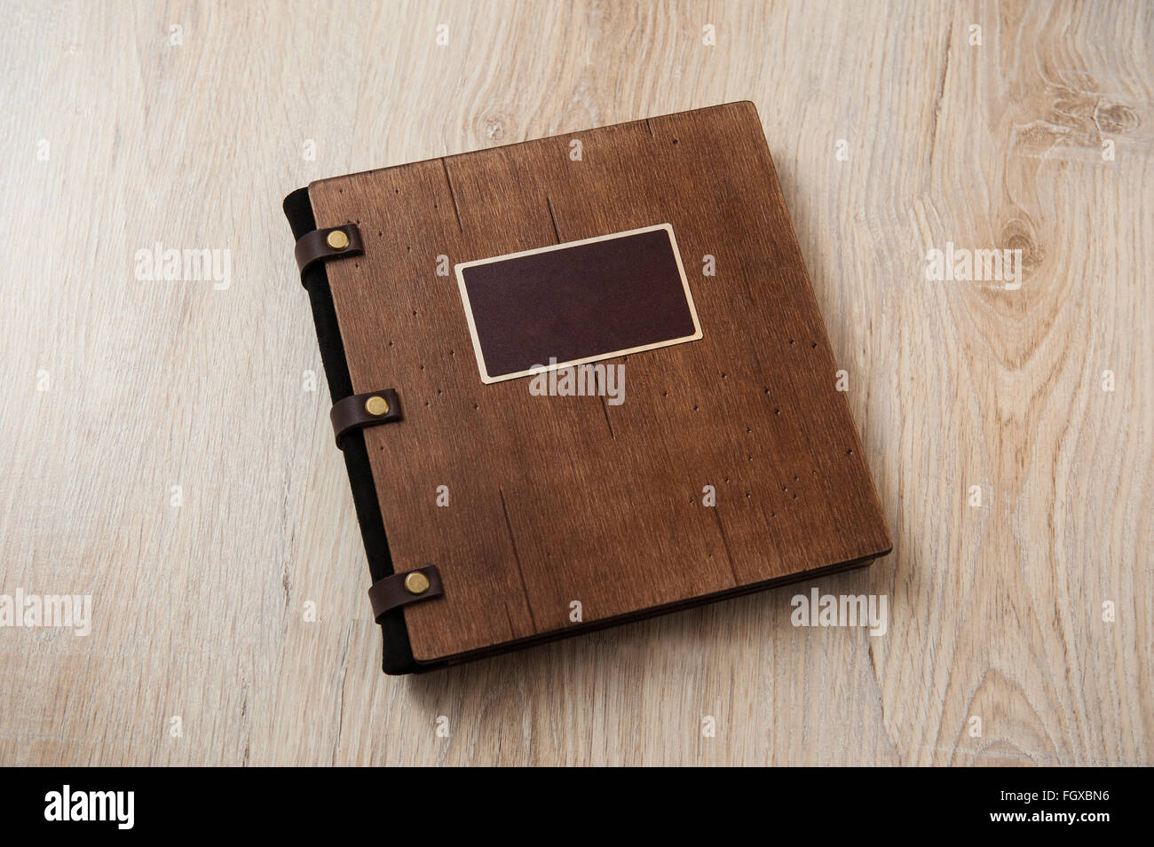 Livre de mariage avec un couvercle en bois sur une texture en bois Banque D'Images