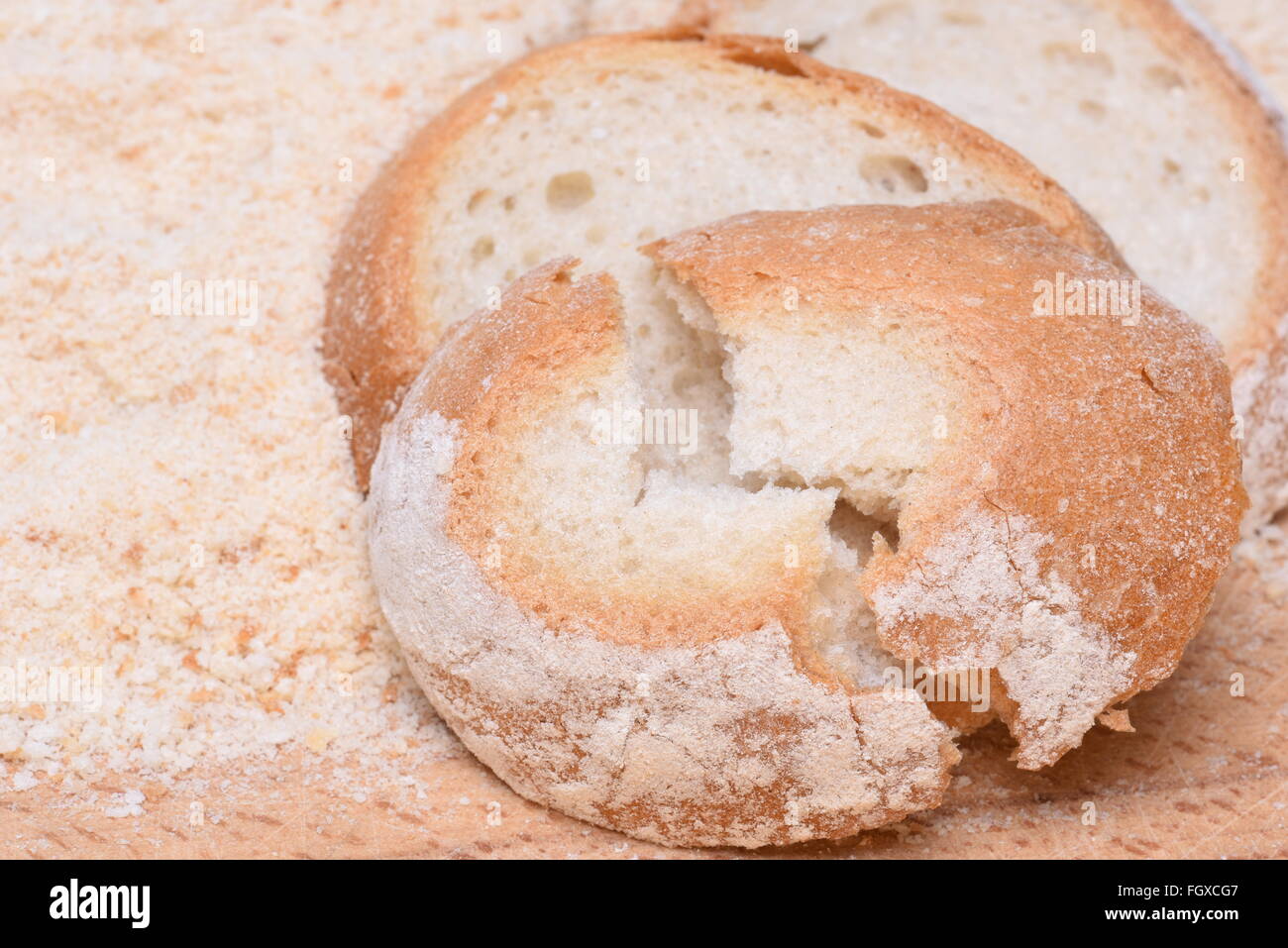 Des morceaux de pain sur le fond de chapelure Banque D'Images