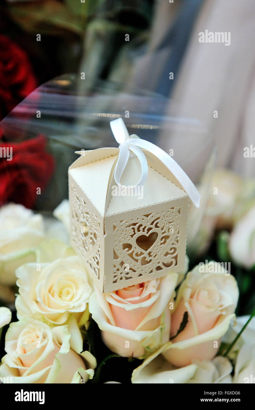 Réglage de la table de mariage avec des fleurs dans un style rustique Banque D'Images