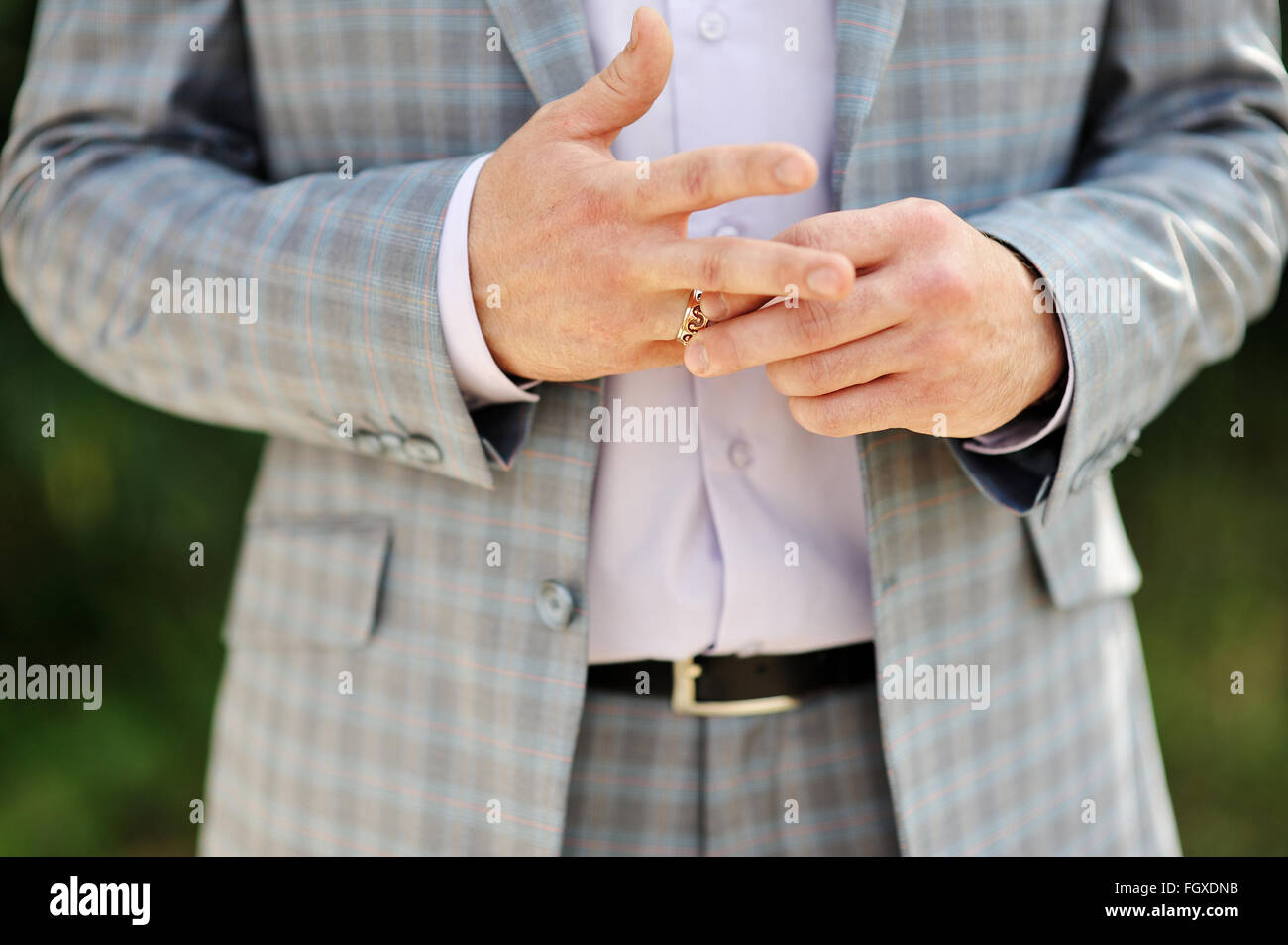 Le marié porte un anneau sur son doigt Banque D'Images