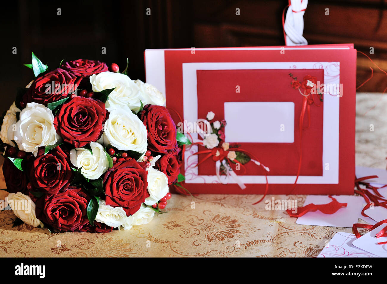 Réglage de la table de mariage avec des fleurs dans un style rustique Banque D'Images