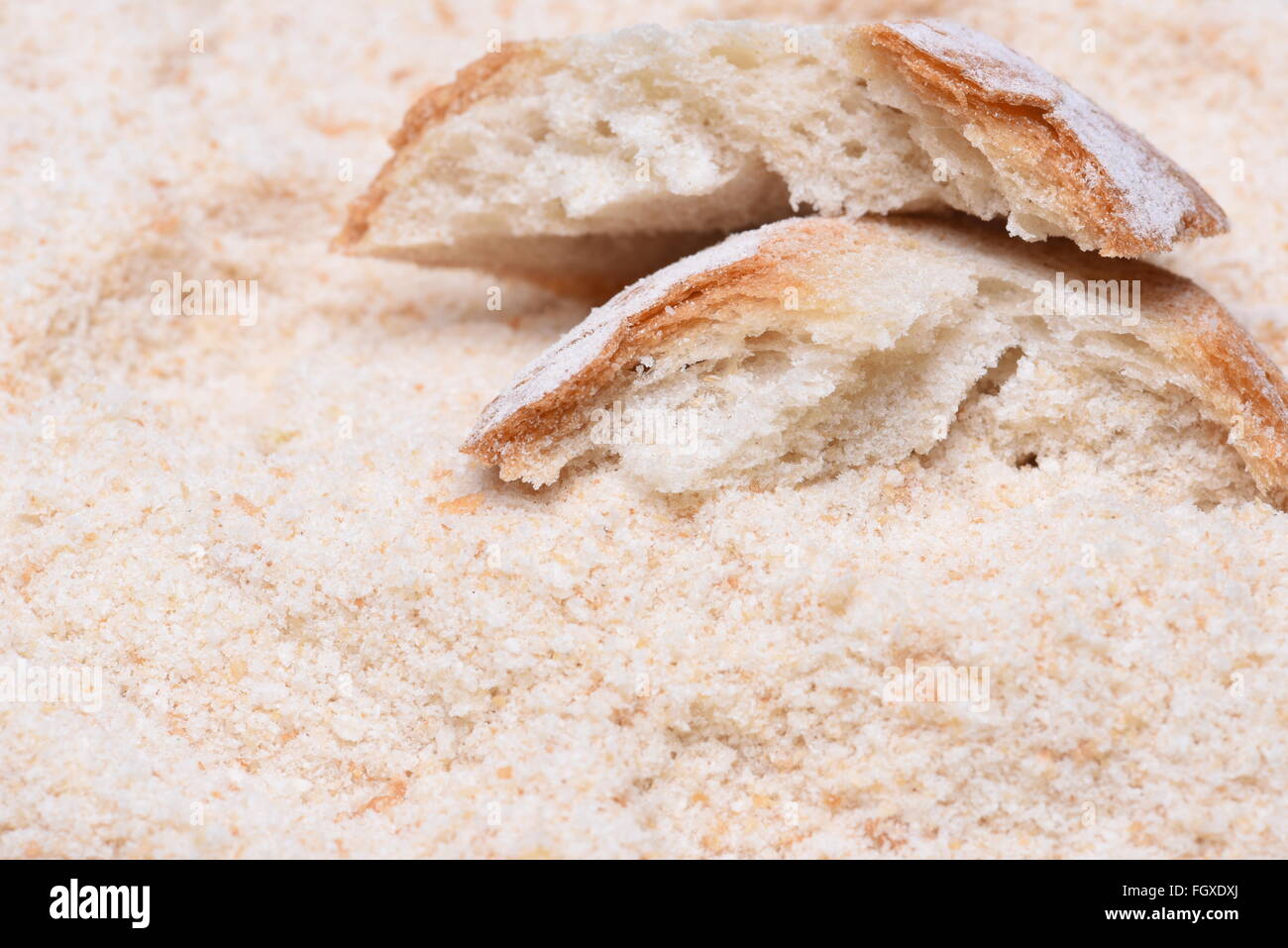 Des morceaux de pain sur le fond de chapelure Banque D'Images