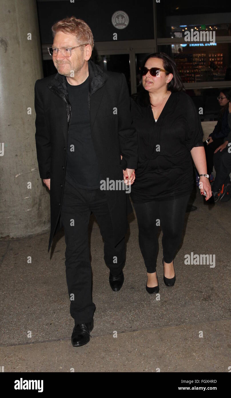 Kenneth Branagh arrive sur un vol vers l'Aéroport International de Los Angeles (LAX) avec sa femme Lindsay Brunnock avec : Kenneth Branagh, Lindsay Brunnock Où : Los Angeles, California, United States Quand : 18 Jan 2016 Banque D'Images