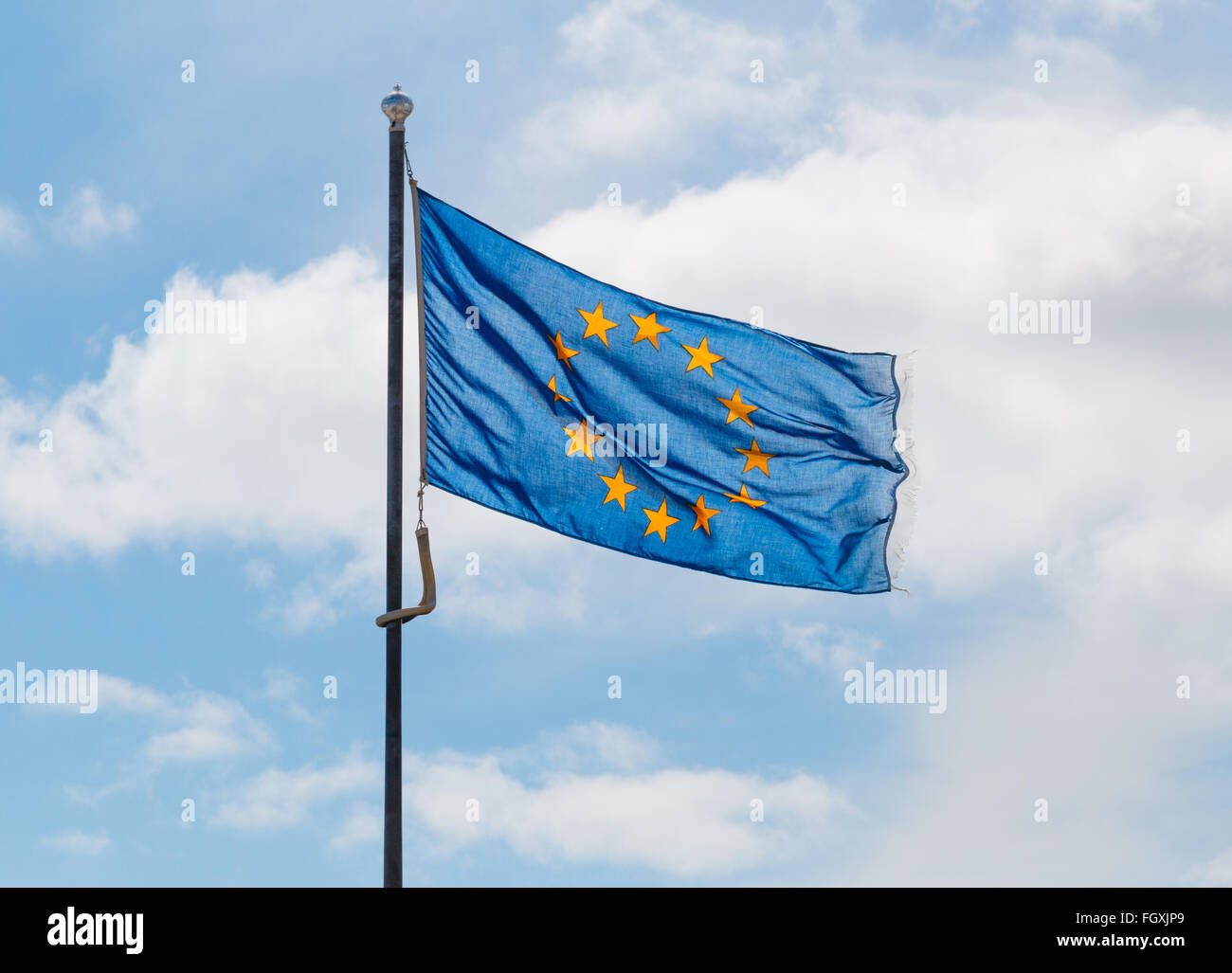 Drapeau Bleu de l'Union européenne par le soleil en contre-jour Banque D'Images