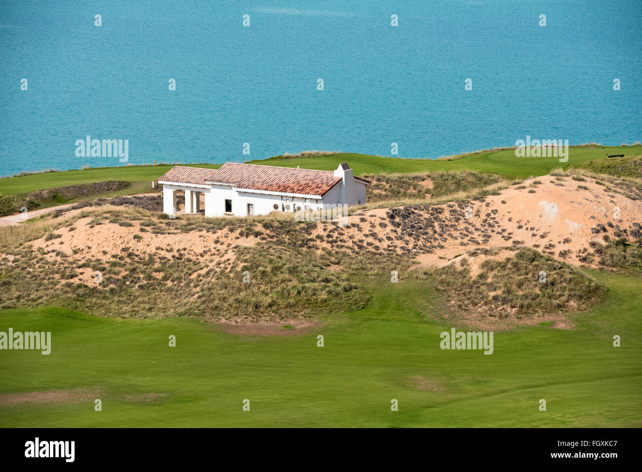 S'appuyant sur un golf resort avec le paysage de la mer vacances d'été. Banque D'Images