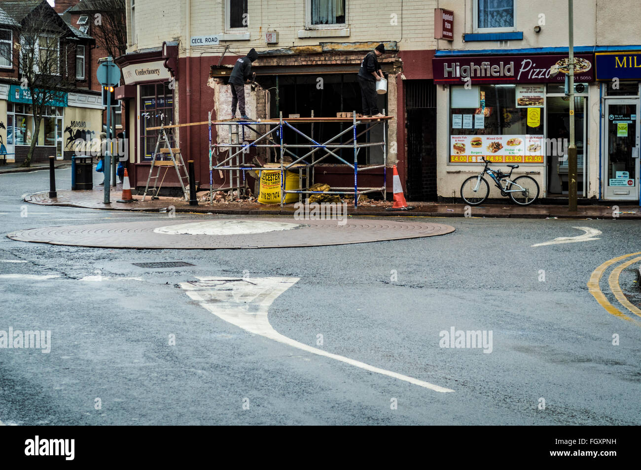 Les travailleurs qui travaillent sur un magasin/debout sur des échafaudages Banque D'Images