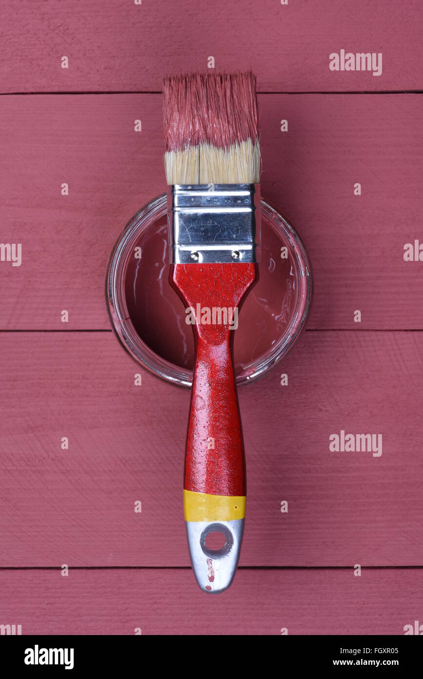 Peinture rose peut à l'aide d'un pinceau sur fond de bois Banque D'Images