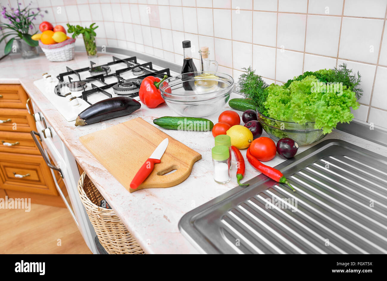 Préparation pour le tranchage de salade en cuisine. Banque D'Images