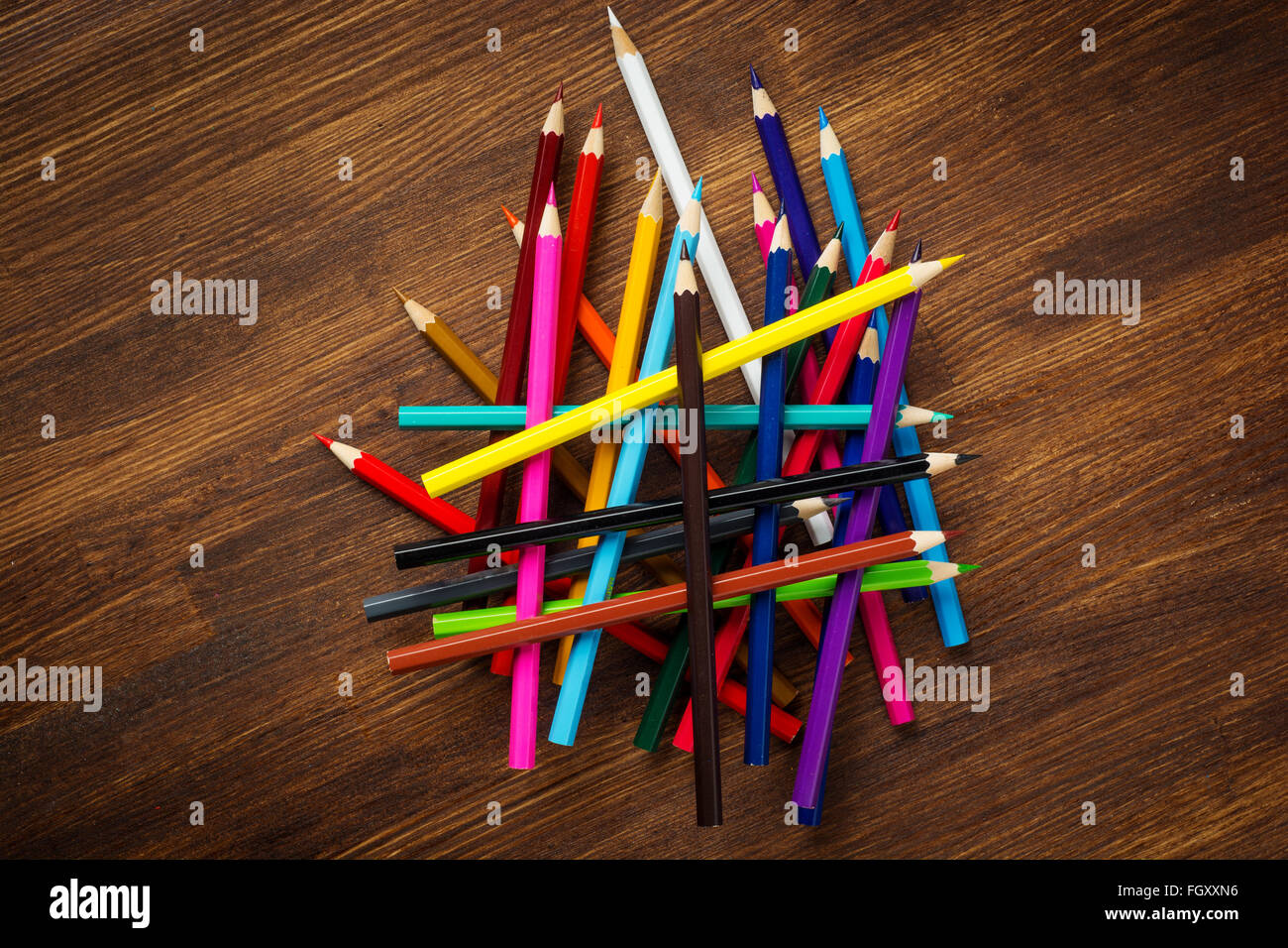 Crayons de couleur sur les tables en bois. Vue d'en haut Banque D'Images