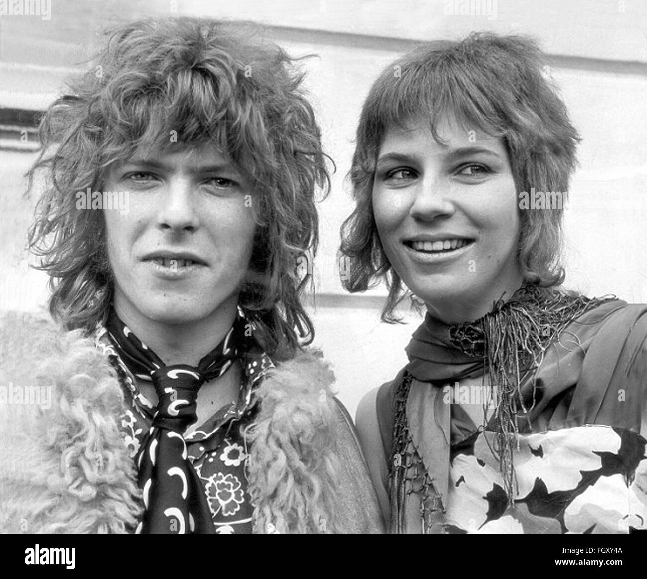 DAVID BOWIE et Angie après leur mariage à Bromley Register Office le 19 mars 1970. Phto Kent Photonews Banque D'Images