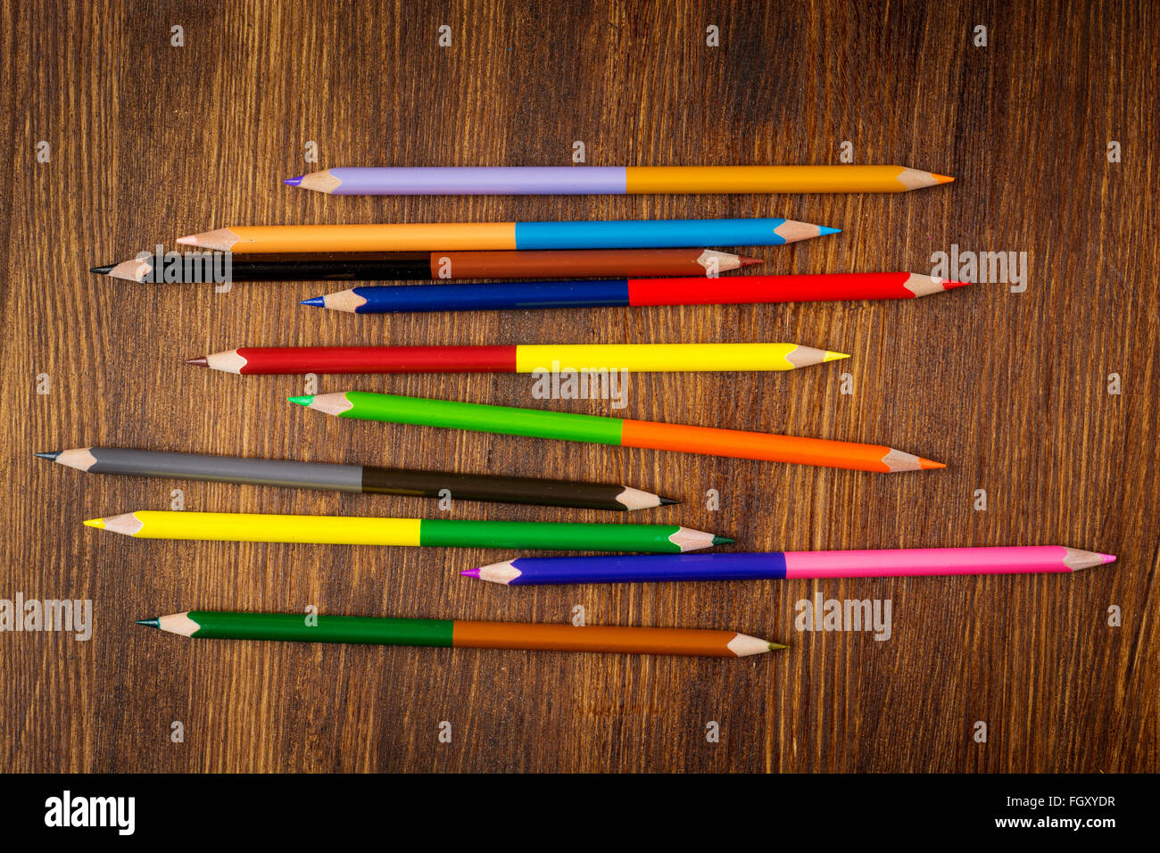 Crayons de couleur sur les tables en bois. Vue d'en haut Banque D'Images