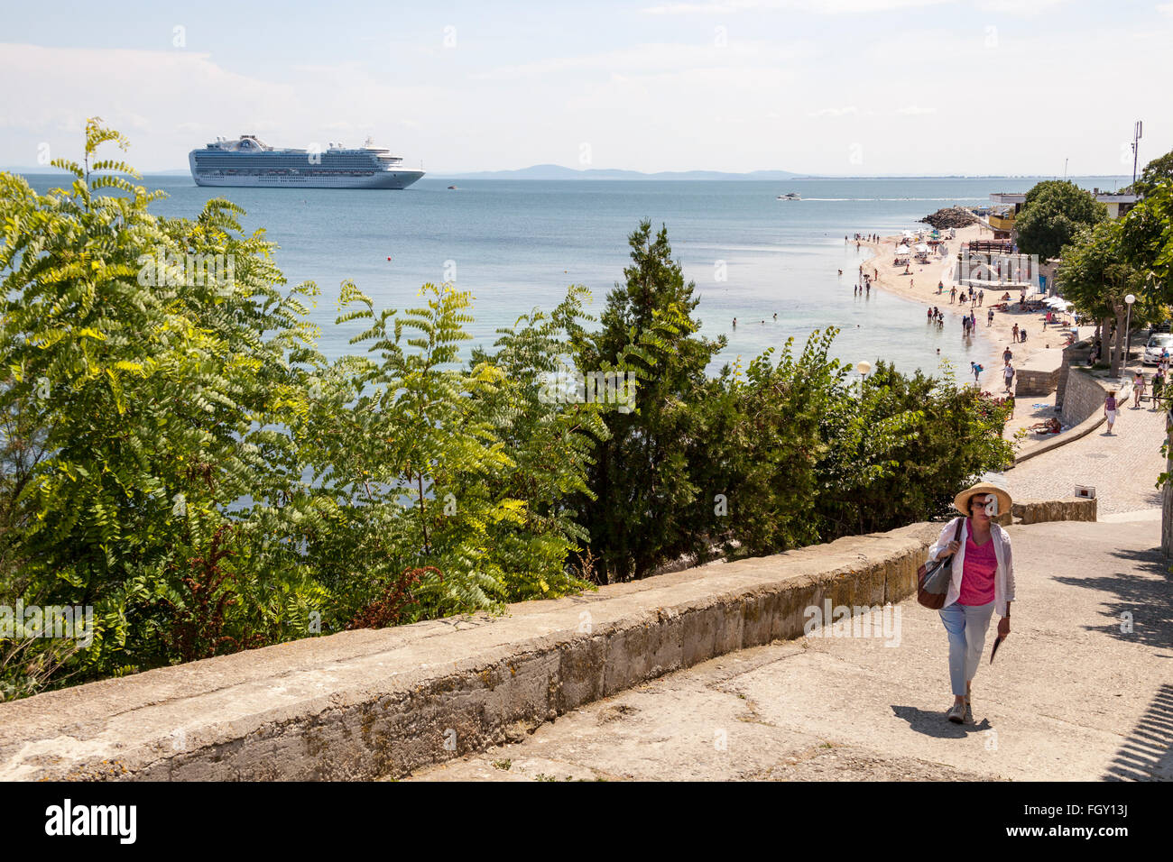 Touriste, Emerald Princess bateau de croisière et plage, NESSEBAR, Bulgarie Banque D'Images