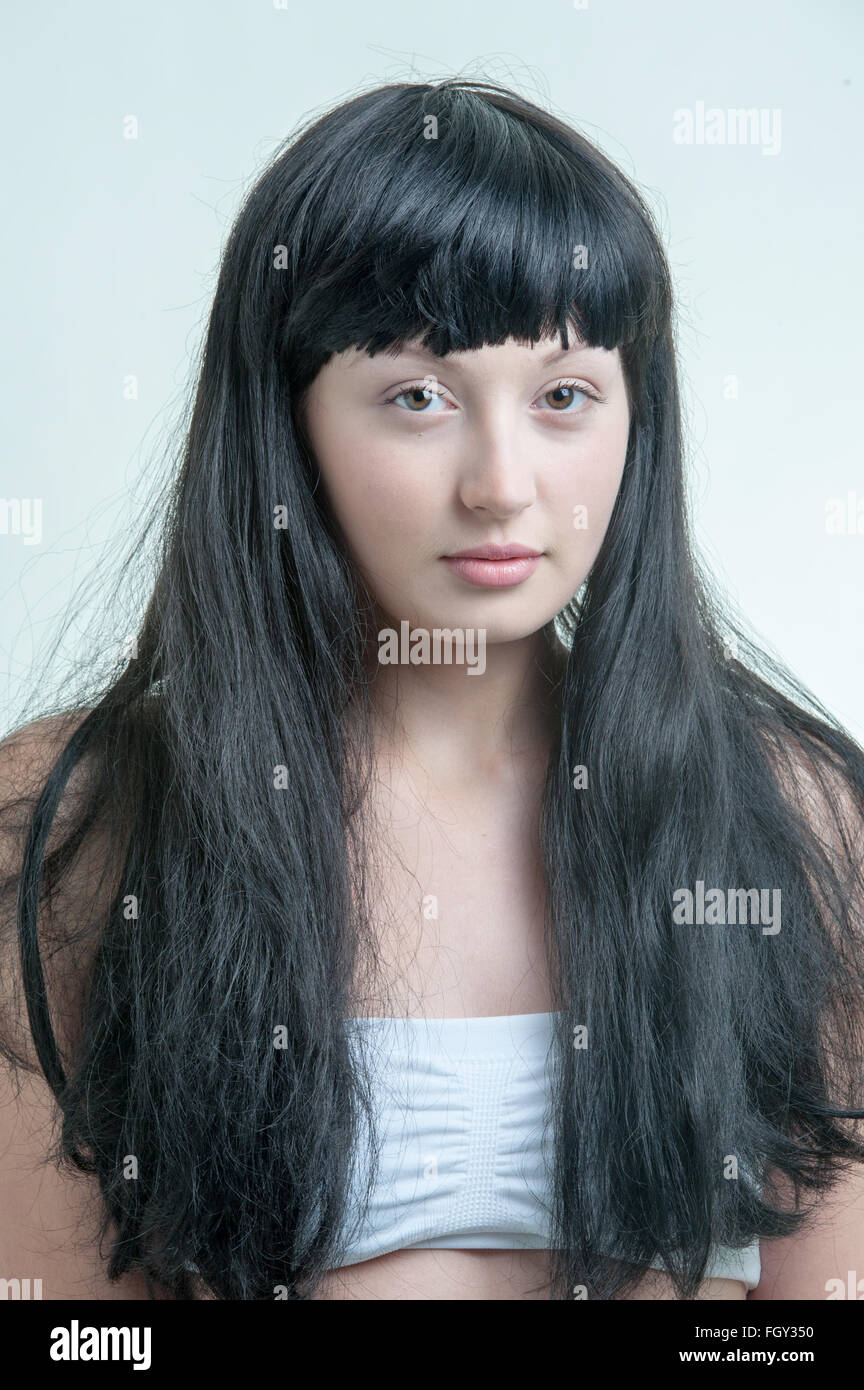Jeune femme portant une longue perruque noire Banque D'Images
