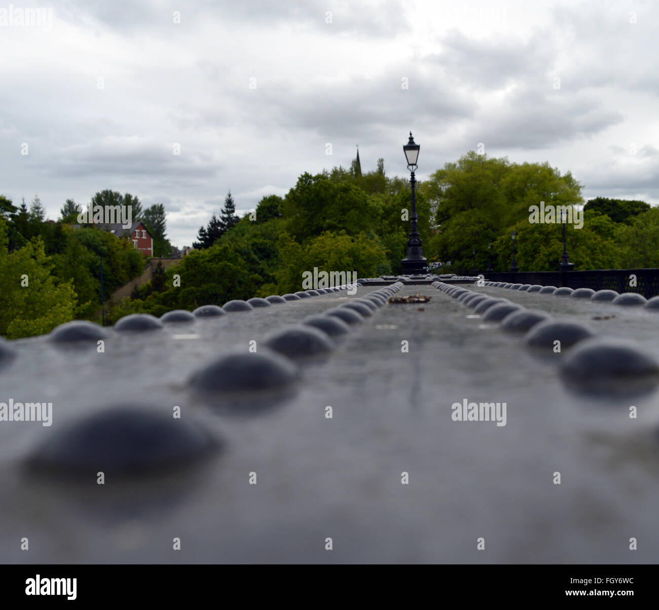 Vue de bas niveau le long du pont Armstrong à Heaton, Newcastle upon Tyne avec lampe et arbres en arrière-plan Banque D'Images