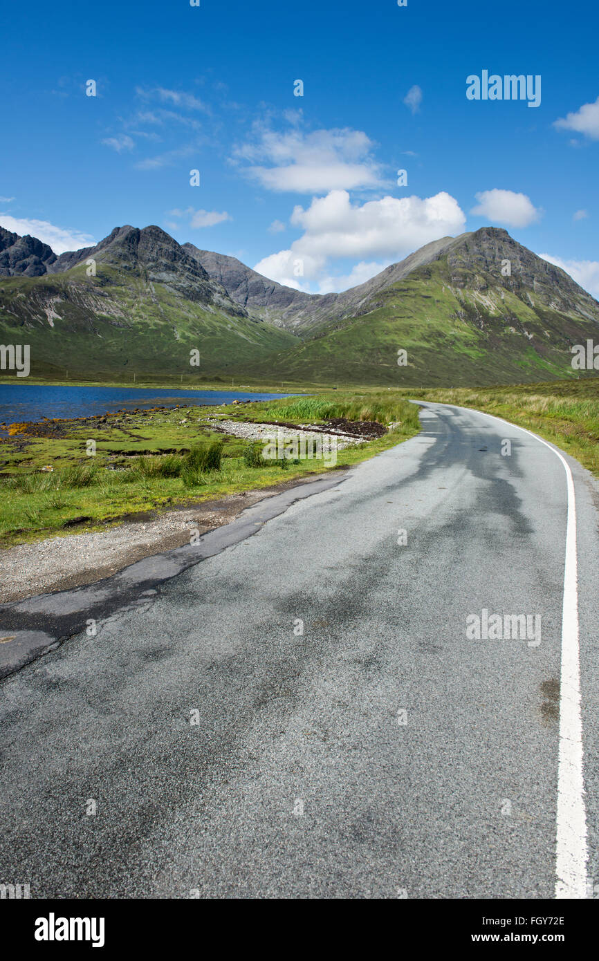 Route vers Elgol sur l'île de Skye, en Écosse, avec la montagnes Cuillin dans la distance Banque D'Images