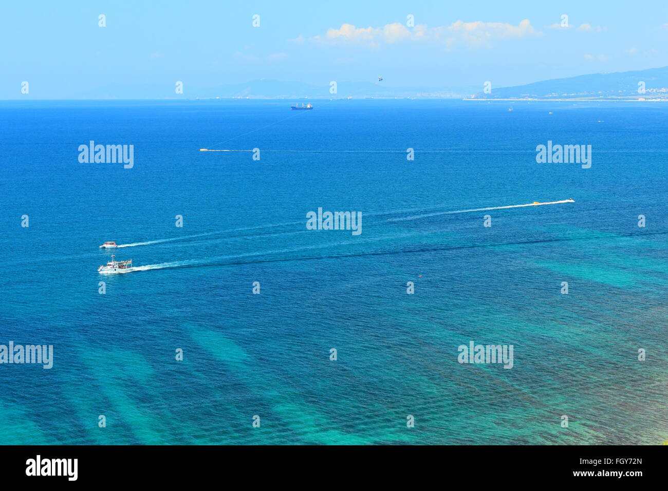 Vue sur un petit sous-marin du golfe de la mer avec des bosquets d'algues brunes Banque D'Images