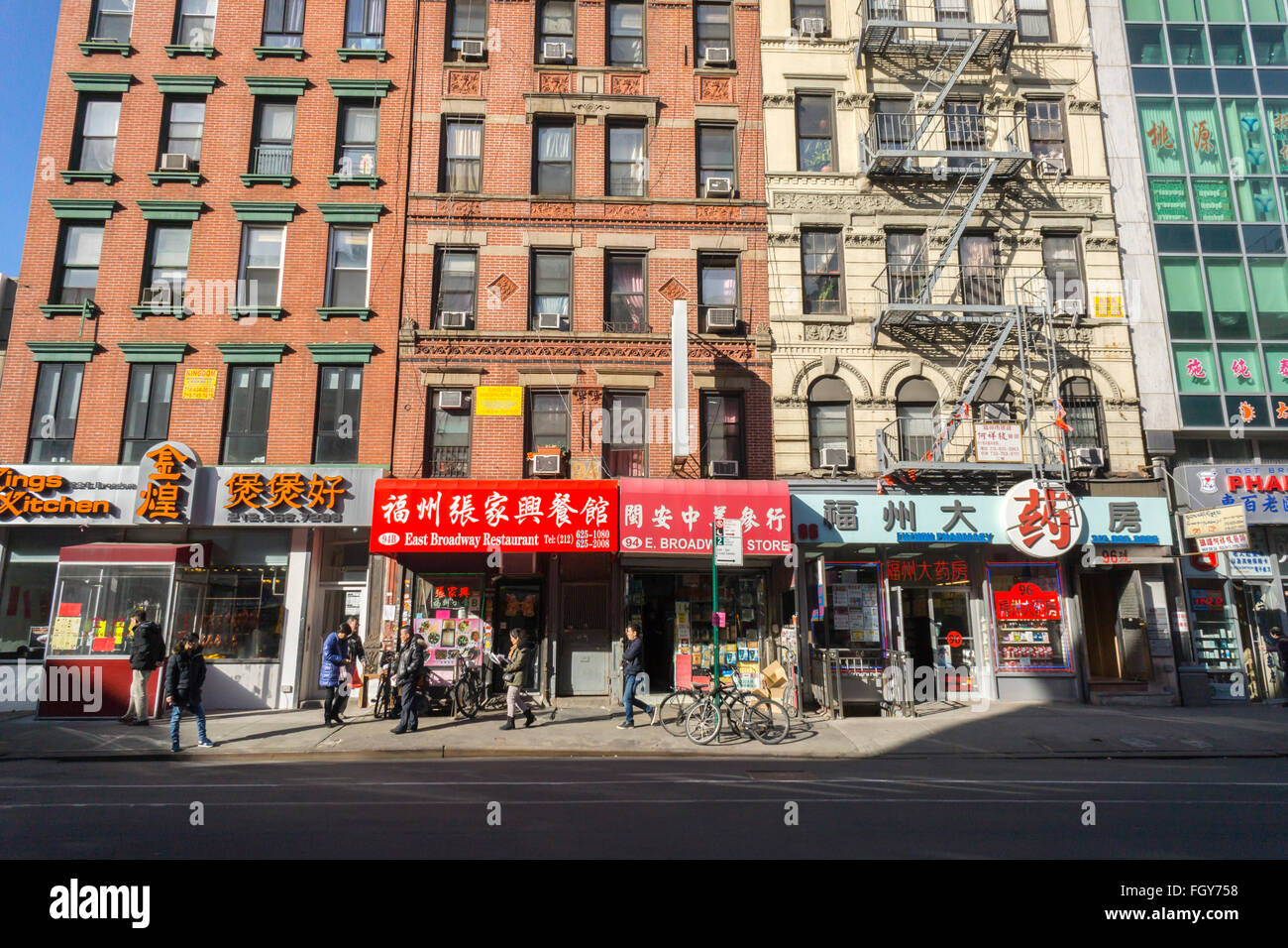 Les entreprises chinoises le long de East Broadway dans le quartier chinois à New York, le samedi 20 février, 2016. (© Richard B. Levine) Banque D'Images