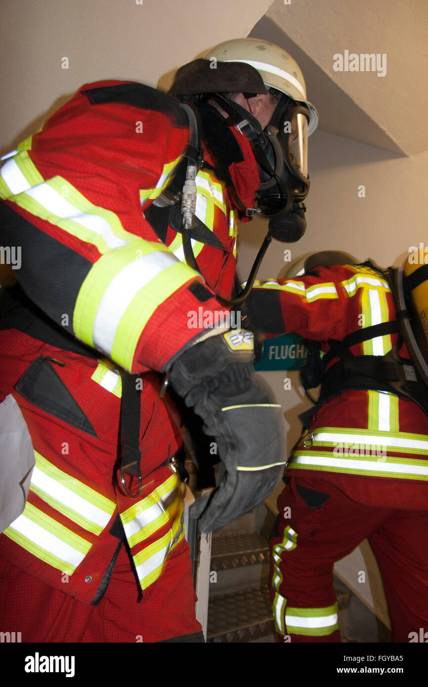 Stairrun pompier de Berlin. Berlin, Allemagne. Deux personne des équipes provenant de diverses villes et pays exécuter en hausse de 39 étages (770 marches) dans un équipement de protection complet. Banque D'Images