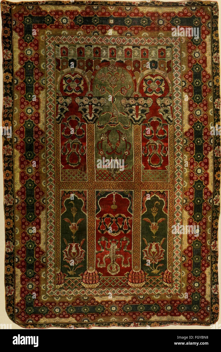 Un livre illustré sur les textiles décoratifs, mettant l'accent sur les revêtements pour meubles, murs et sols, et comprenant des tissus comme le damassé, le brocart, le velours et la dentelle. Banque D'Images