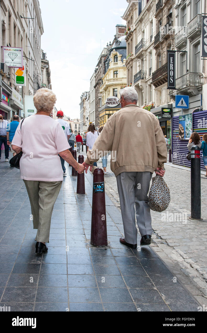 Personnes âgées senior homme femme couple holding hands part Banque D'Images