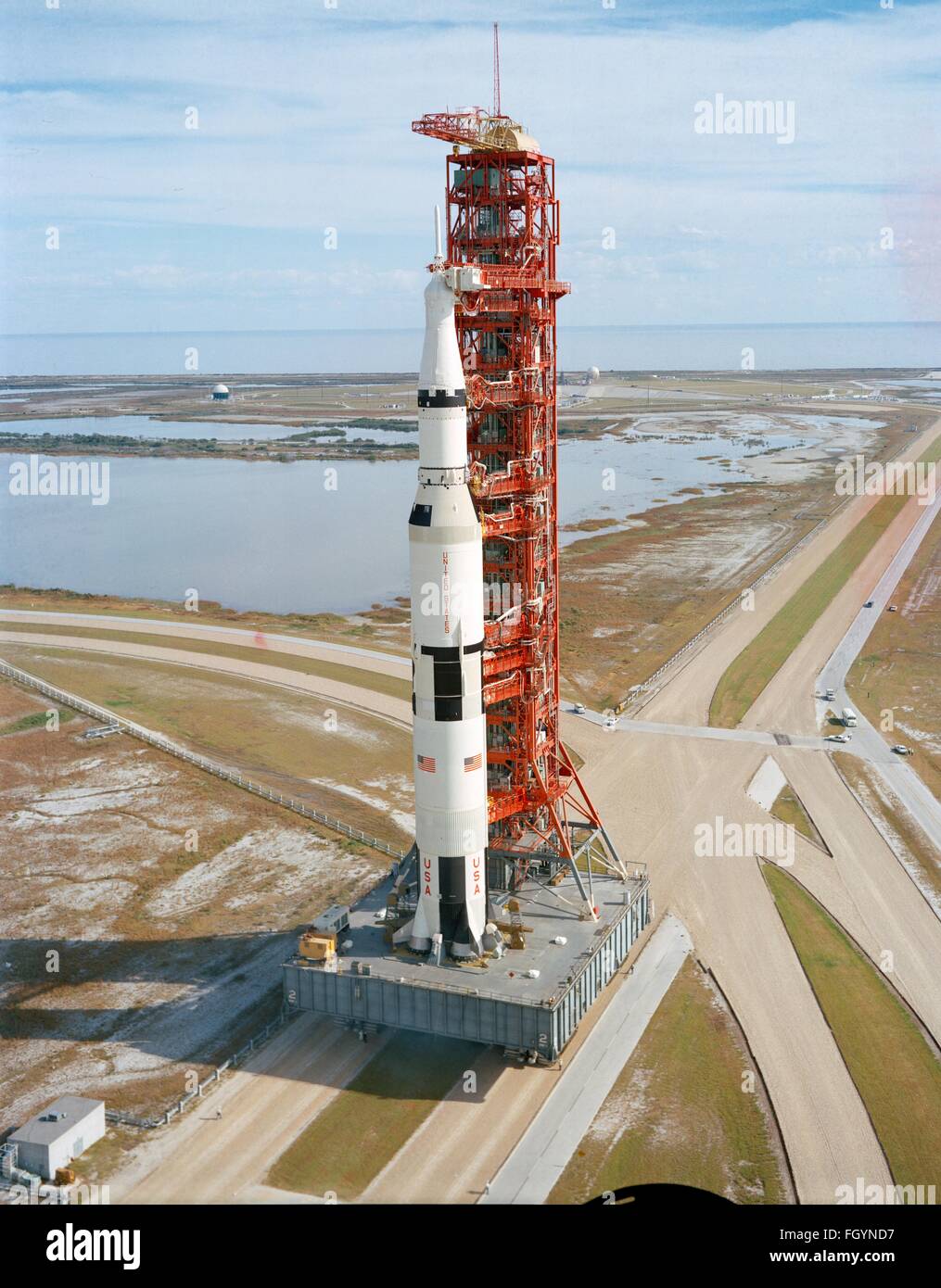 La fusée Saturn V transportant l'engin spatial d'Apollo 14 sur la voie de  l'assemblage du véhicule par le crawler transporter pour un lancement au  Centre spatial Kennedy le 9 novembre 1970 à