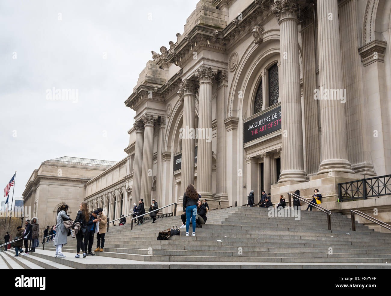 Les gens sur les marches à l'extérieur du Metropolitan Museum of Art de New York. Banque D'Images