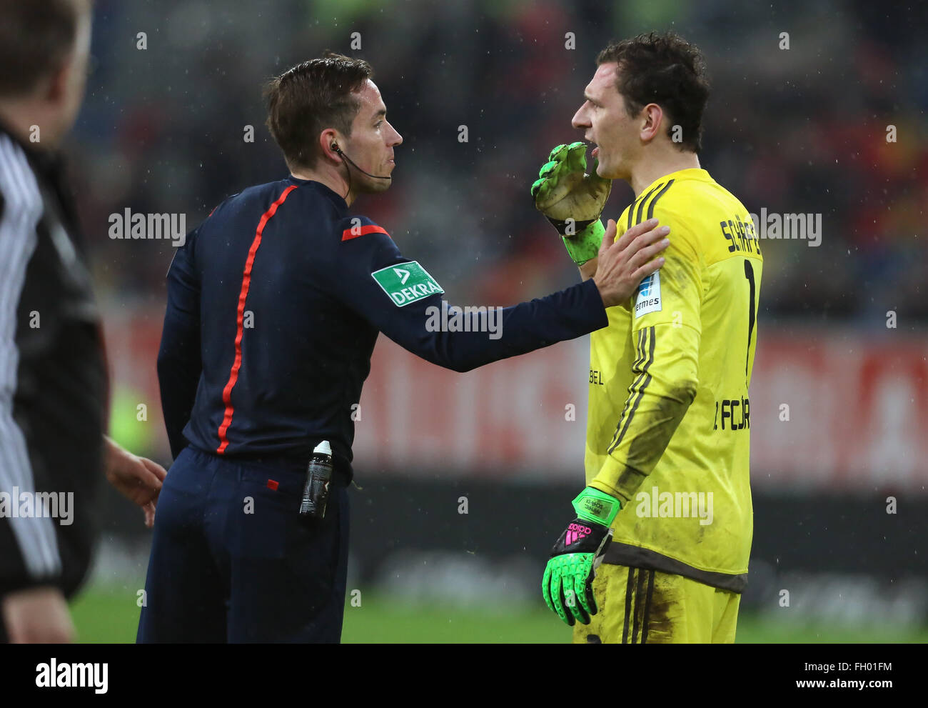 Düsseldorf, Allemagne. 22 Février, 2016. Fortuna Düsseldorf vs 1. FC Nuremberg : gardien Raphael Schaefer (Nuernberg, R) se plaint devant arbitre Tobias Stieler. Credit : Juergen Schwarz/Alamy Live News Banque D'Images