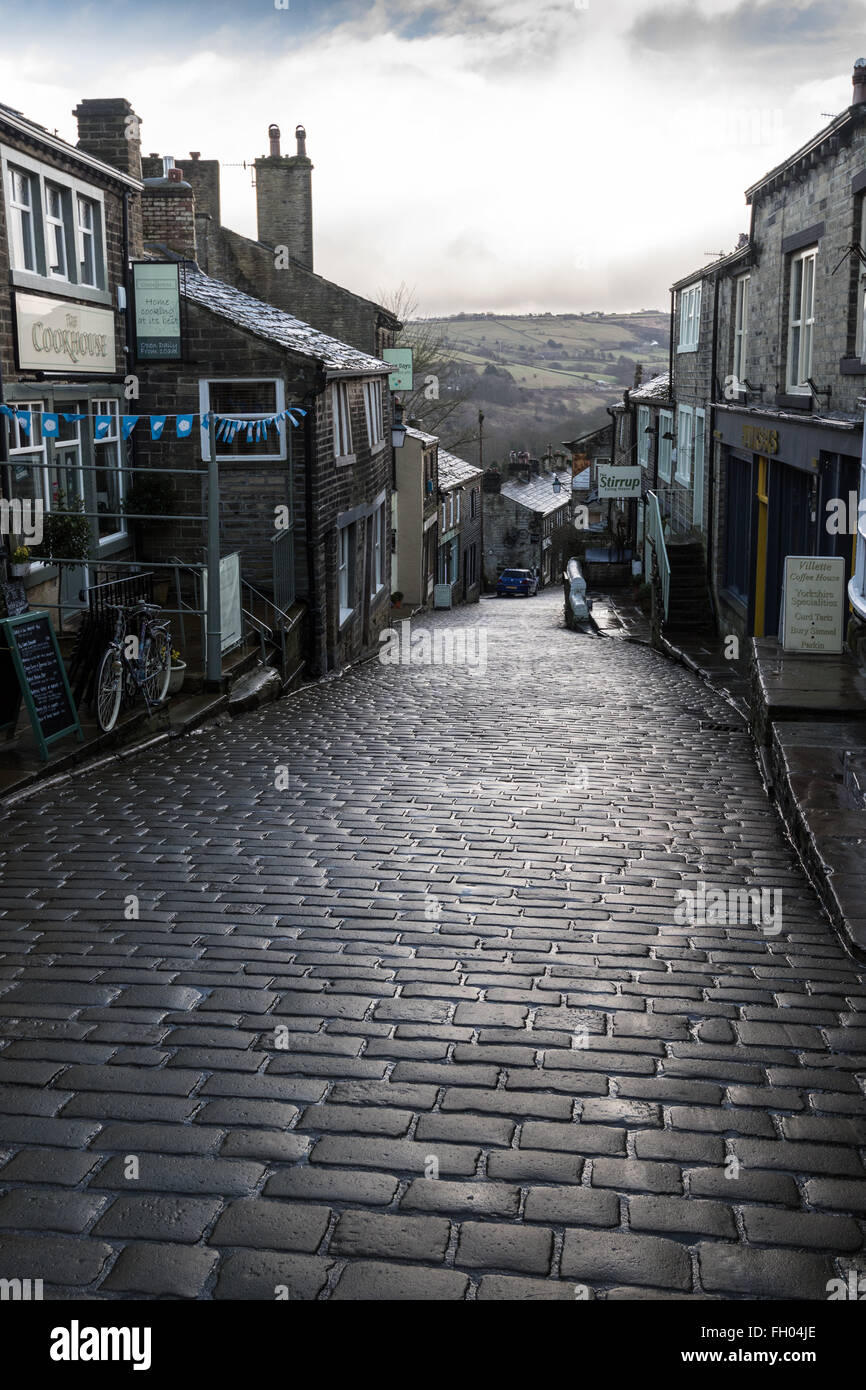 Rue principale, dans le village de Haworth Brontë sur un jour de la fin de l'hiver Banque D'Images
