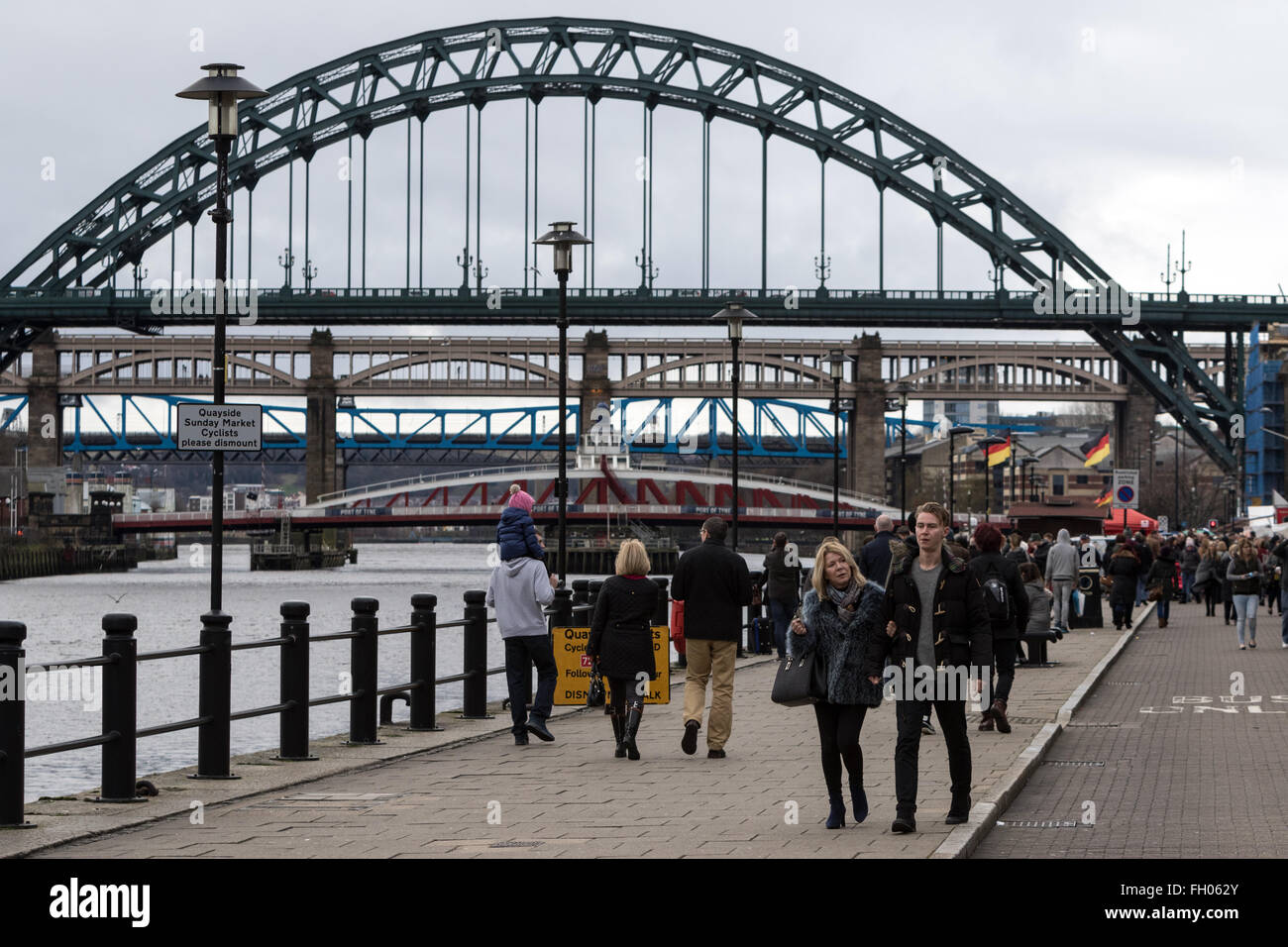 Dimanche matin, promenade le long de la Shoppers Newcastle Quayside, avec une toile de fond de la rivière de la ville des ponts Banque D'Images