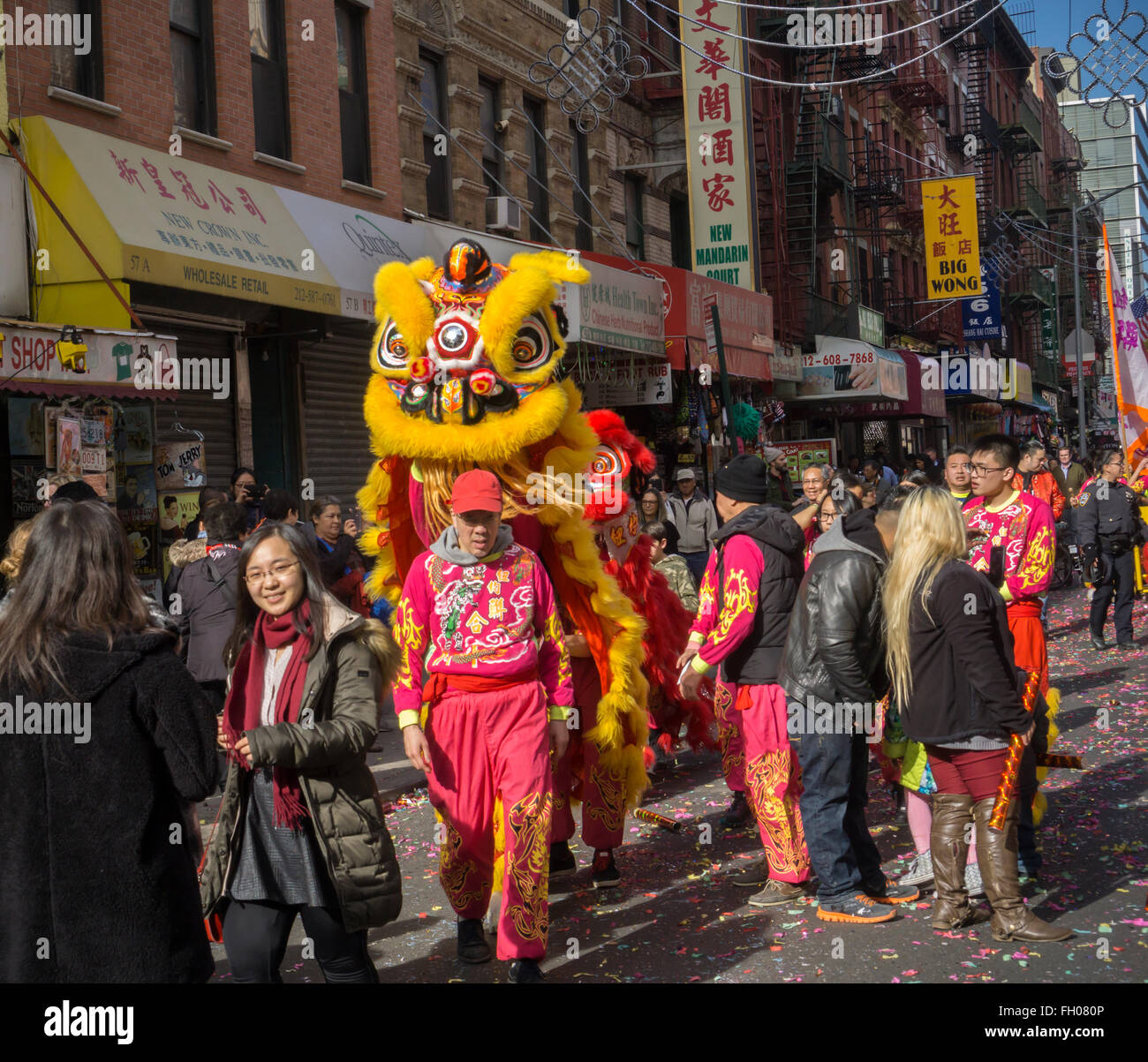 Les touristes et les New-Yorkais de toutes races et nationalités foule Chinatown à New York à la poursuite de la festivités du Nouvel An chinois Le samedi 20 février 2016. Le gala dispose de troupes de danse du dragon et d'autres festivités en inaugurant l'année du singe, 4714 dans le calendrier lunaire. (© Richard B. Levine) Banque D'Images