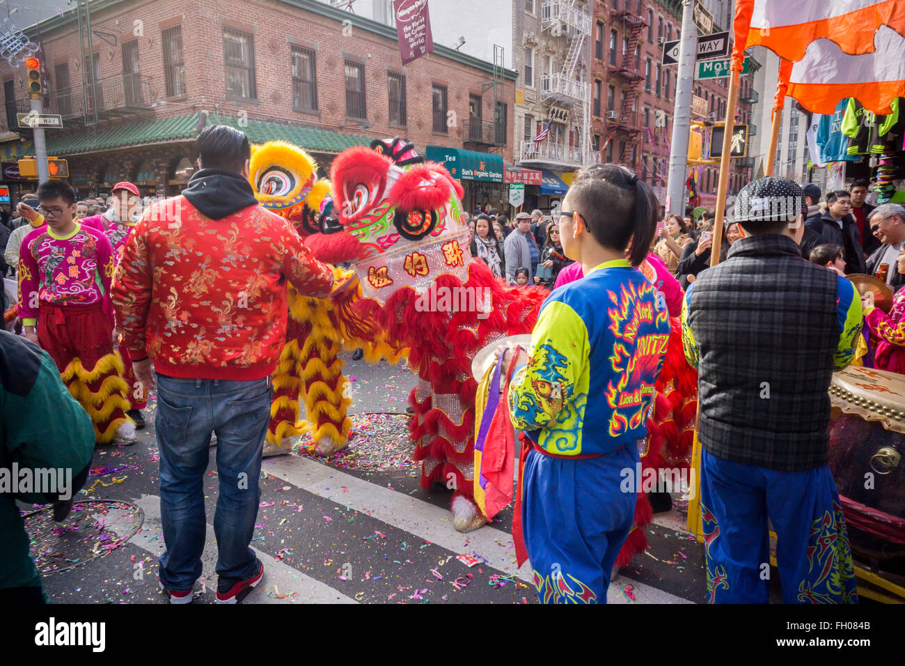 Les touristes et les New-Yorkais de toutes races et nationalités foule Chinatown à New York à la poursuite de la festivités du Nouvel An chinois Le samedi 20 février 2016. Le gala dispose de troupes de danse du dragon et d'autres festivités en inaugurant l'année du singe, 4714 dans le calendrier lunaire. (© Richard B. Levine) Banque D'Images