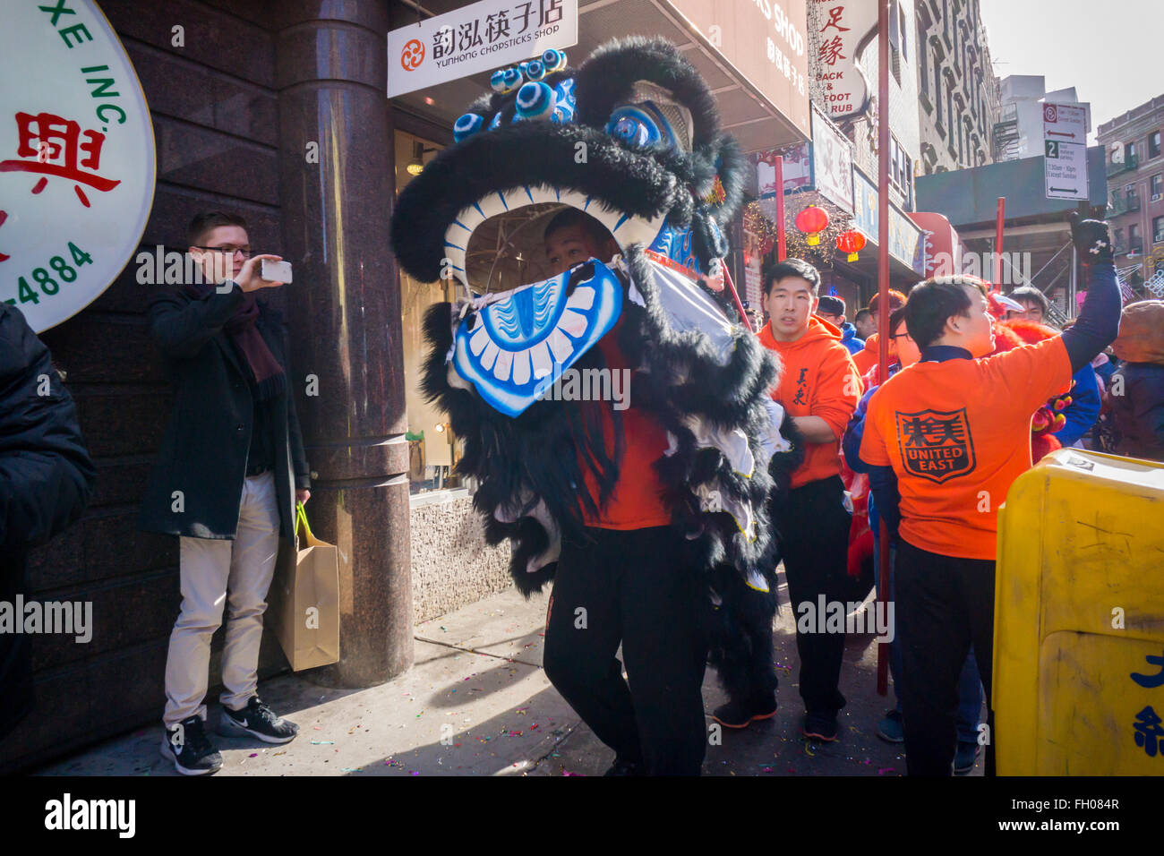 Les touristes et les New-Yorkais de toutes races et nationalités foule Chinatown à New York à la poursuite de la festivités du Nouvel An chinois Le samedi 20 février 2016. Le gala dispose de troupes de danse du dragon et d'autres festivités en inaugurant l'année du singe, 4714 dans le calendrier lunaire. (© Richard B. Levine) Banque D'Images