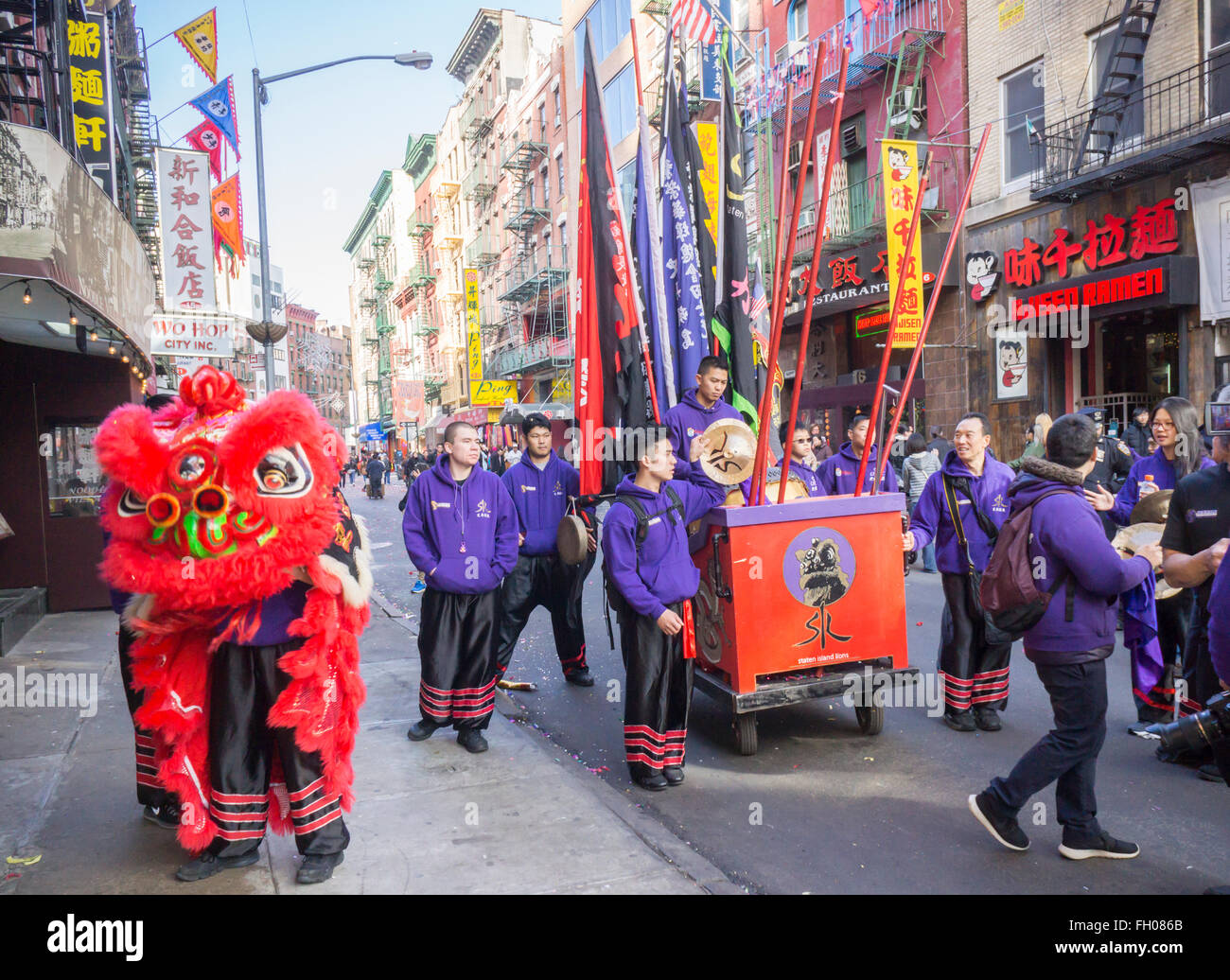 Les touristes et les New-Yorkais de toutes races et nationalités foule Chinatown à New York à la poursuite de la festivités du Nouvel An chinois Le samedi 20 février 2016. Le gala dispose de troupes de danse du dragon et d'autres festivités en inaugurant l'année du singe, 4714 dans le calendrier lunaire. (© Richard B. Levine) Banque D'Images