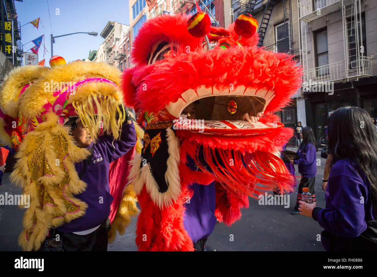 Les touristes et les New-Yorkais de toutes races et nationalités foule Chinatown à New York à la poursuite de la festivités du Nouvel An chinois Le samedi 20 février 2016. Le gala dispose de troupes de danse du dragon et d'autres festivités en inaugurant l'année du singe, 4714 dans le calendrier lunaire. (© Richard B. Levine) Banque D'Images
