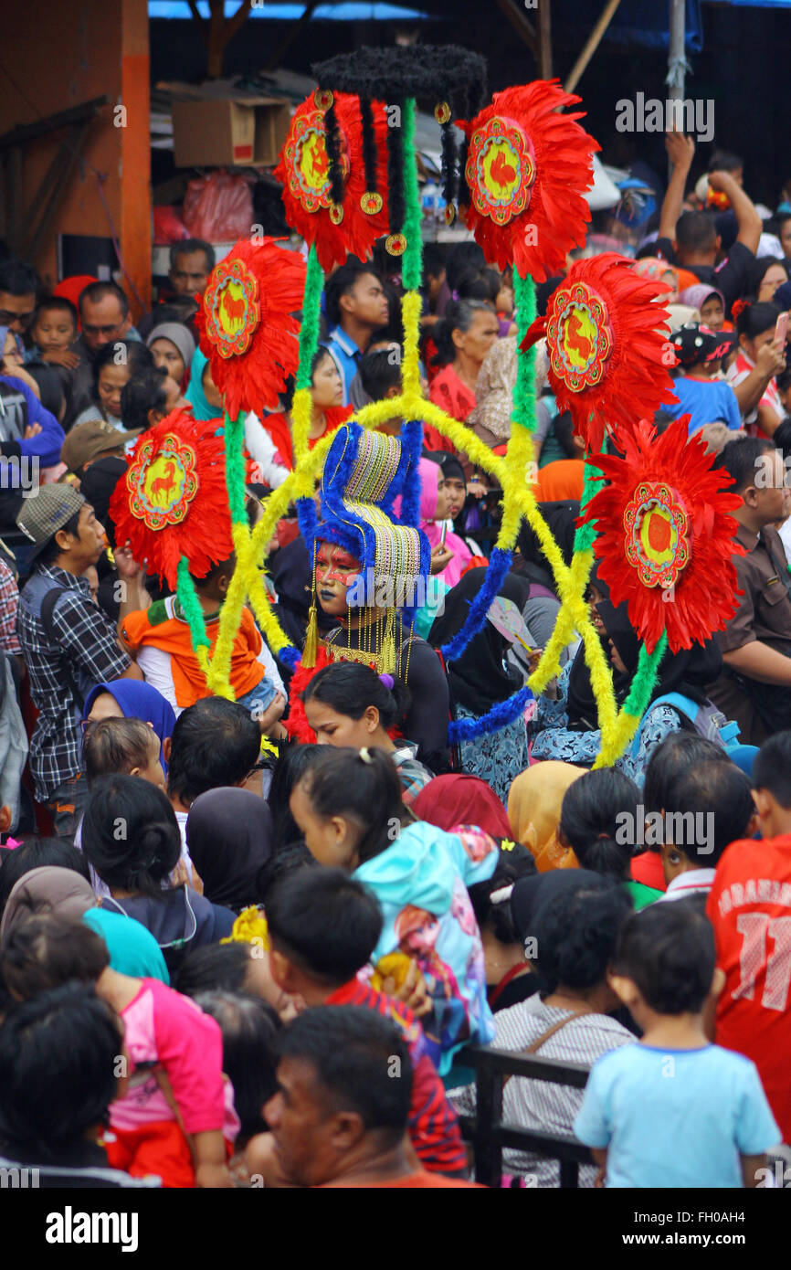 Bogor, Indonésie. Feb 22, 2016. Des milliers de visiteurs foule dans les rues pour la Pac Rendez-Meh (CGM) Street Festival 2016. L'événement est devenu une visite annuelle dans l'ordre du jour de la ville de Bogor impliquant environ 10 000 artistes et près de 100 mille visiteurs. Les rendez-meh symbolise le dernier jour du nouvel an chinois. © Ismail Edi/Pacific Press/Alamy Live News Banque D'Images