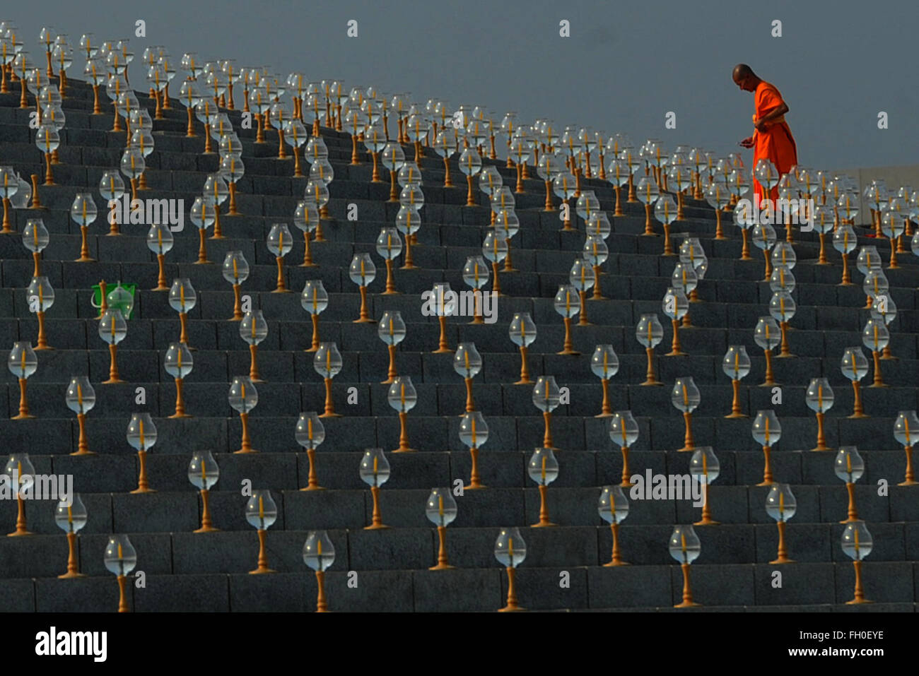 Pathum Thani en Thaïlande. Feb 22, 2016. Un moine bouddhiste thaï promenades près de la pagode bouddhiste thaï avant de participer à des cérémonies du Jour du souvenir au Makha Bucha Wat Phra Dhammakaya Temple dans la province de Pathum Thani, Thaïlande, le 22 février 2016. Comme l'un des plus importants de la Thaïlande, Makha Bucha fête bouddhiste est observé chaque nuit de pleine lune du troisième mois dans le calendrier lunaire thaï. Sur le Makha Bucha day, les gens affluent vers les temples et de vénérer les bouddhas ainsi que de prier pour la béatitude. Credit : Rachen Sageamsak/Xinhua/Alamy Live News Banque D'Images