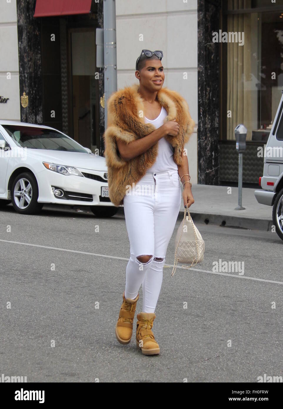 EJ Johnson sports un manteau de fourrure, sac à main Chanel et un visage  plein de maquillage tandis que dehors le tournage 'enfants riches de  Beverly Hills' sur Rodeo Drive comprend :