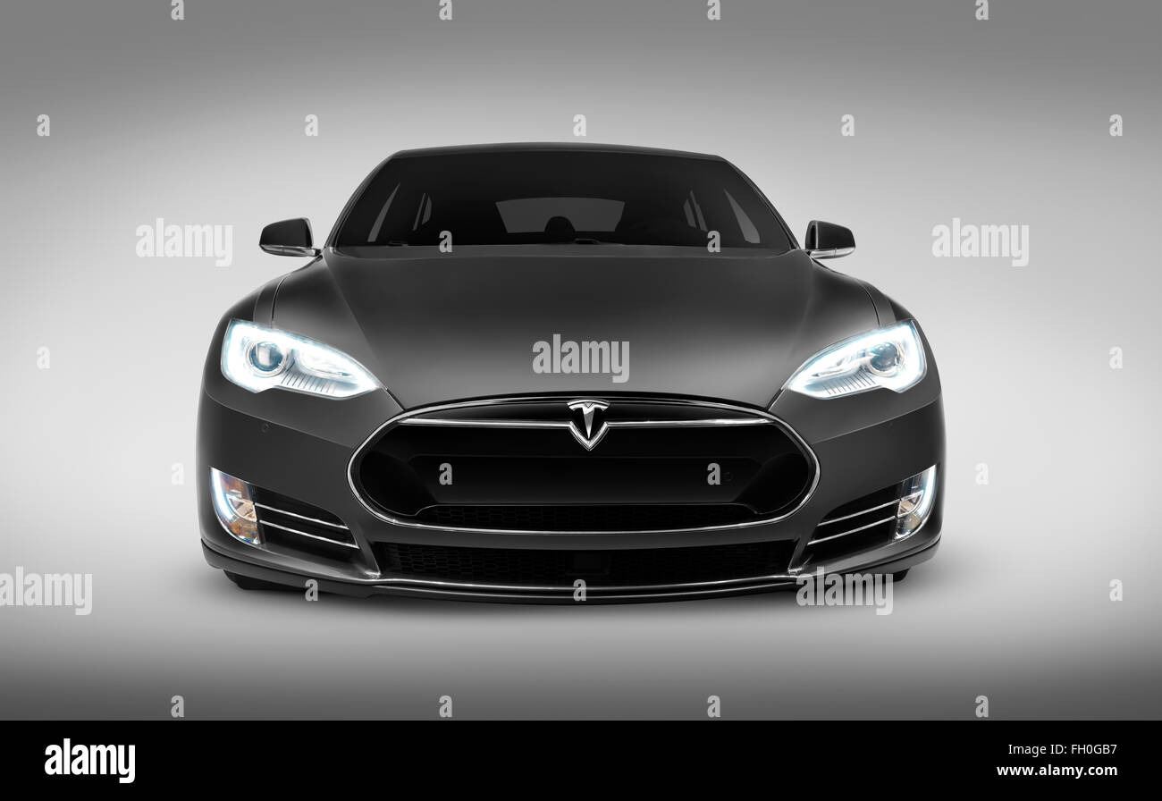 Tesla Model S gris 2017 voiture électrique de luxe vue avant isolé sur fond gris avec clipping path Banque D'Images