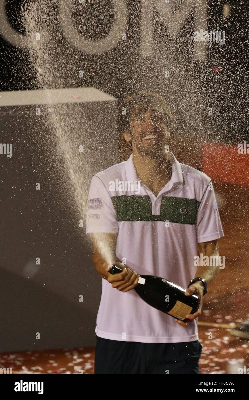 Rio de Janeiro, Brésil, 21 février 2016. Pablo Cuevas (URU) célèbre sa victoire sur Guido Pella (ARG). À la conquête du titre de la masculin de tournoi ATP 500 2016 Ouvert de Rio. Crédit : Maria Adelaide Silva/Alamy Live News Banque D'Images