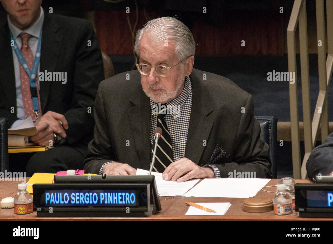 New York, États-Unis. Feb 22, 2016. Le Président de la Commission, Paulo Sérgio Pinheiro, traite de l'Assemblée générale des Nations Unies. Les membres de la Commission d'enquête internationale indépendante sur la Syrie notamment Paulo Sérgio Pinheiro, Président de la Commission, et membre de la Commission Vitit Muntarbhorn a livré l'une des Commissions nationales des rapports périodiques à une réunion informelle de l'Assemblée générale des Nations Unies au Siège des Nations Unies à New York. © Albin Lohr-Jones/Pacific Press/Alamy Live News Banque D'Images