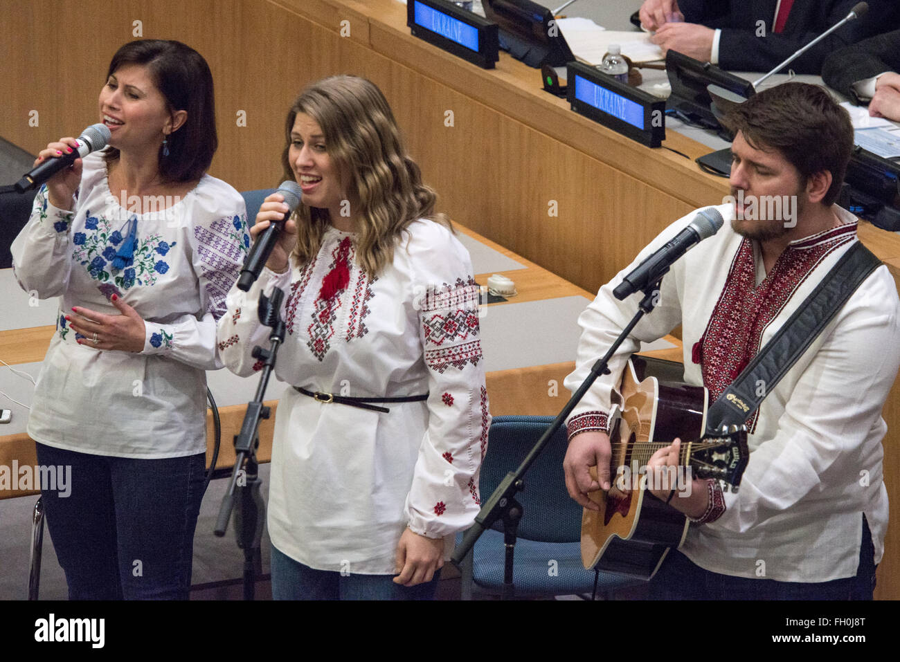 New York, États-Unis. Feb 22, 2016. Les membres de l'Gordynska Olesia effectuer ensemble chanson ukrainienne portant des costumes traditionnels. Dans la célébration de la Journée internationale de la langue maternelle (21 février), la Mission permanente de l'Ukraine à l'Organisation des Nations Unies a organisé une manifestation au Siège des Nations Unies à New York, célébrant la langue ukrainienne, de la culture et de la chanson. © Albin Lohr-Jones/Pacific Press/Alamy Live News Banque D'Images