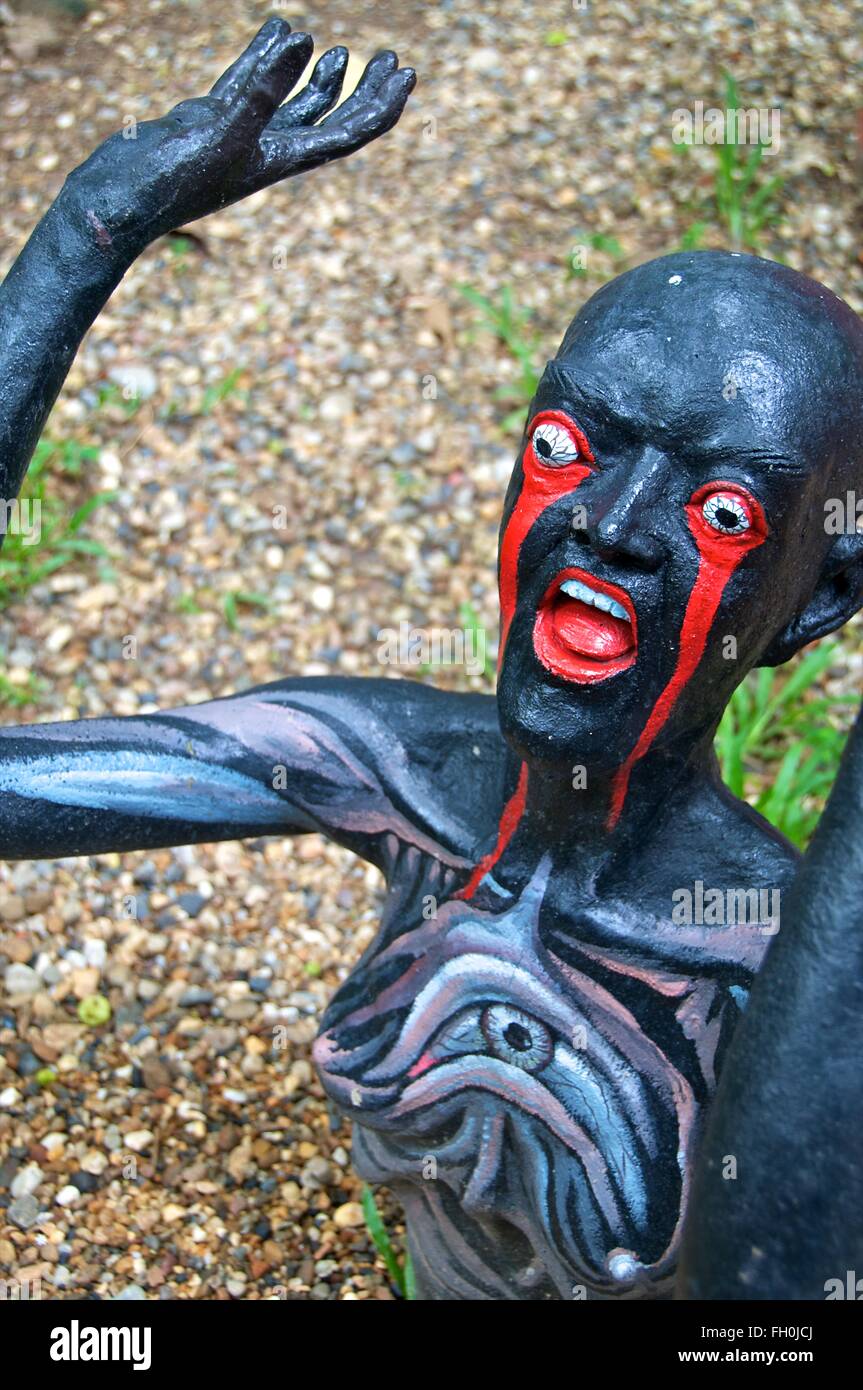 Sculpture de peur figure dans le jardin de l'enfer bouddhiste, Wat Mae Kaet Noi, près de Chiang Mai, Thaïlande. Banque D'Images